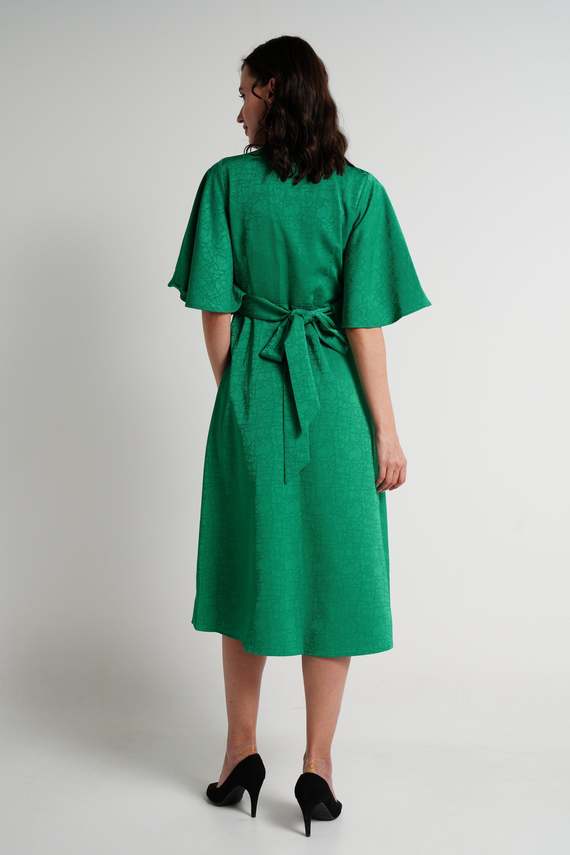 ميكا فستان ميدي بأكمام قصيرة لف سادة