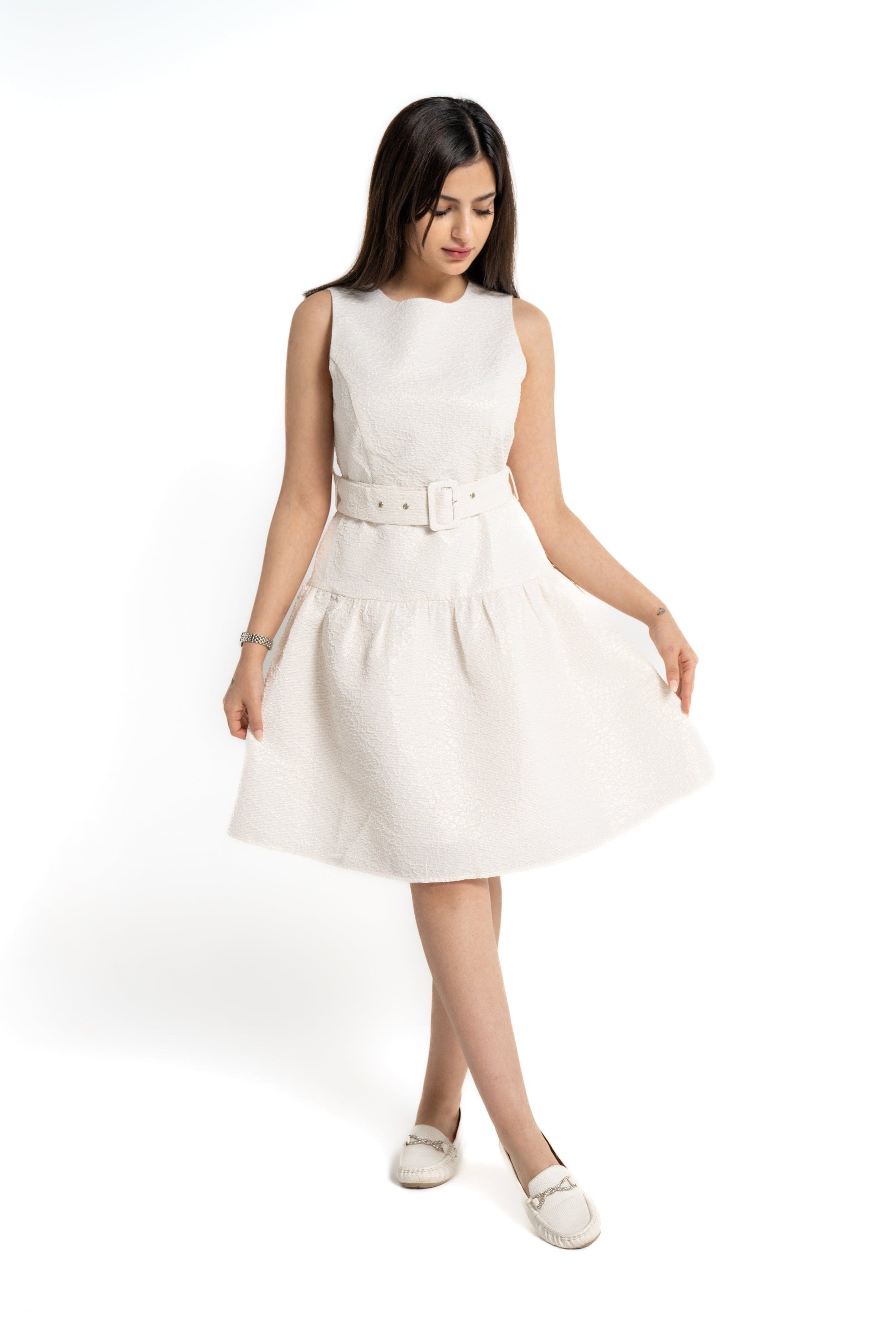 ميكا فستان قصير بدون أكمام بحزام على الخصر