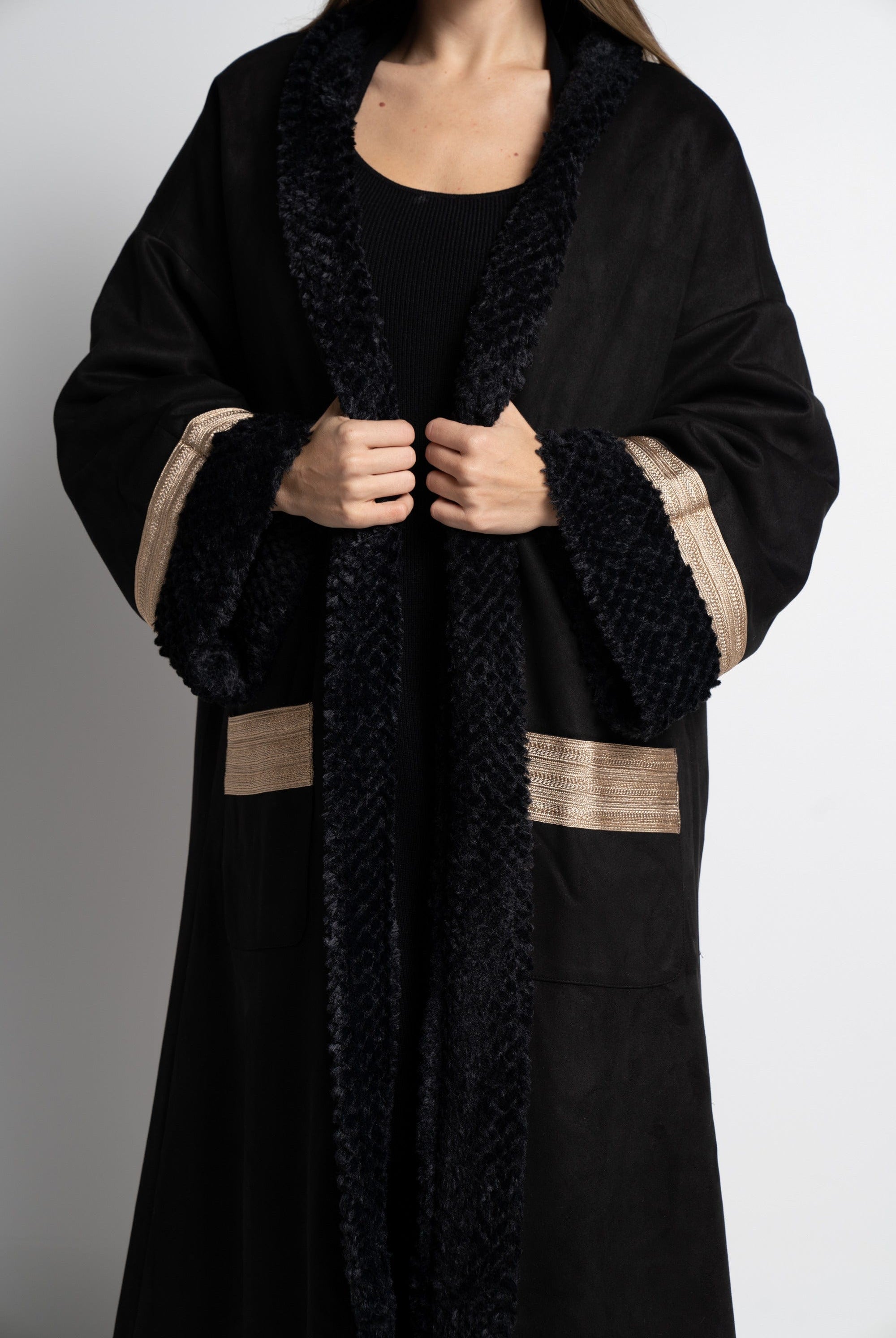 ميكا بالطو نسائى طويل فرو بأكمام ملونة وجيوب امامية