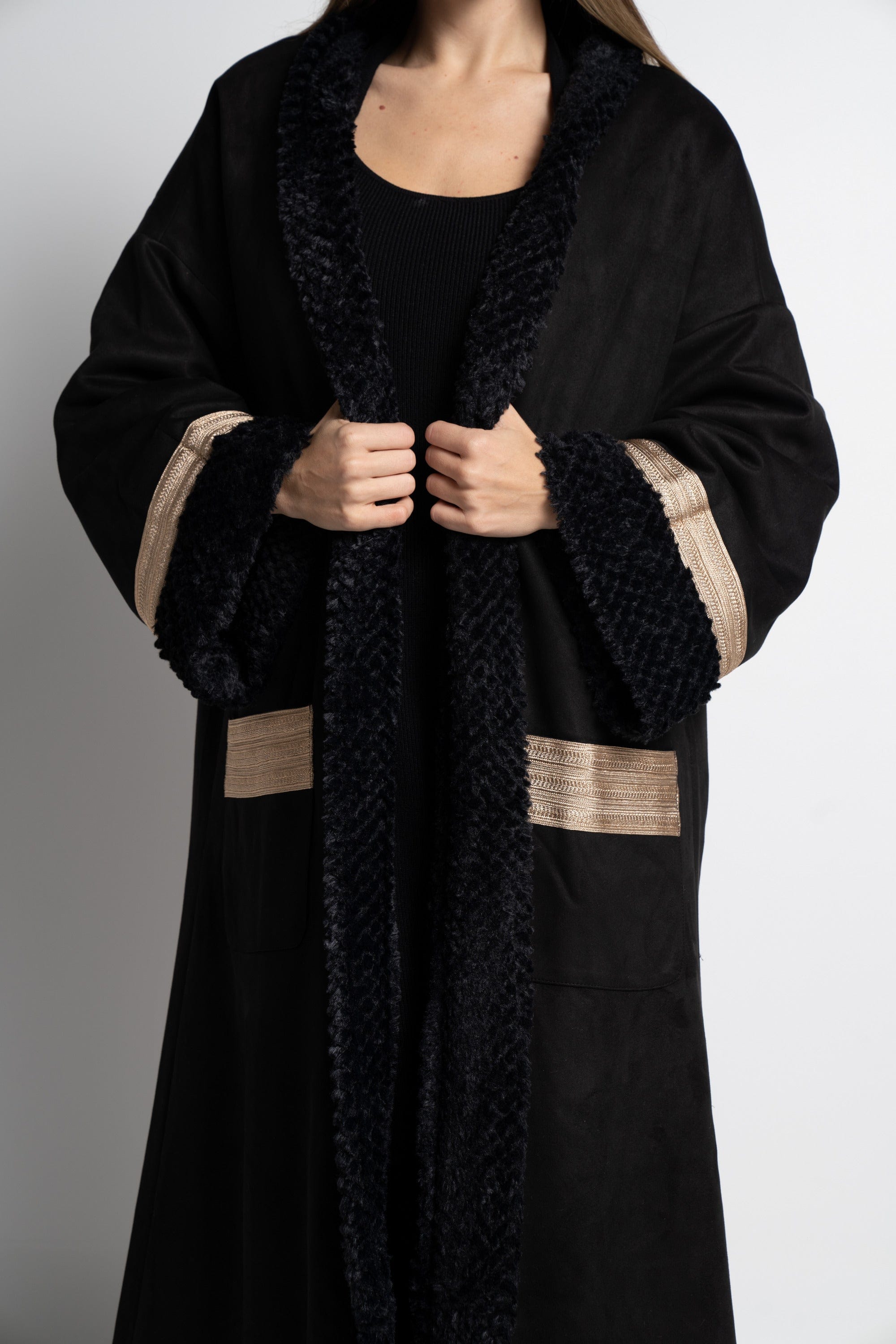 ميكا بالطو نسائى طويل فرو بأكمام ملونة وجيوب امامية