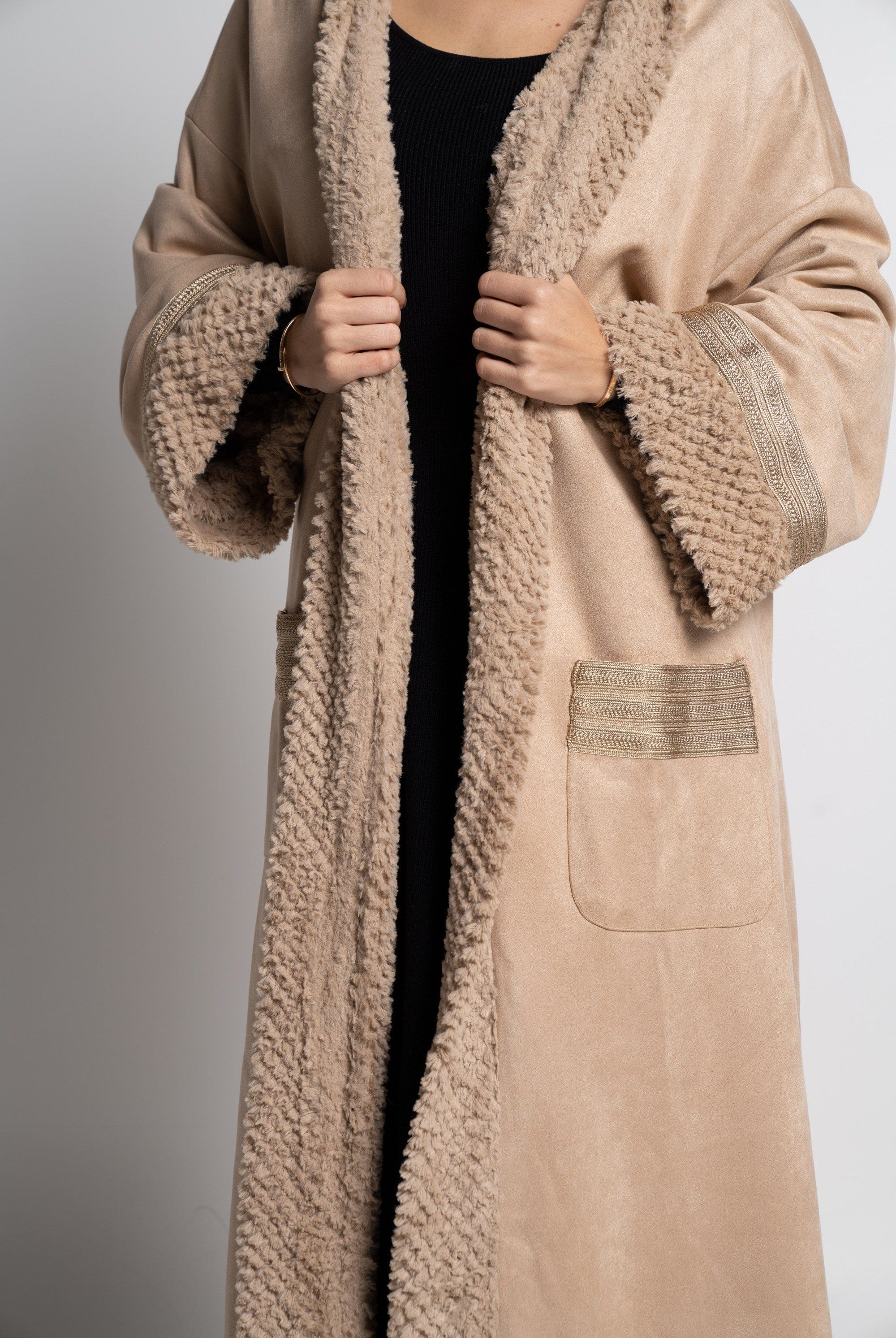 ميكا بالطو نسائى طويل فرو بأكمام ملونة وجيوب امامية