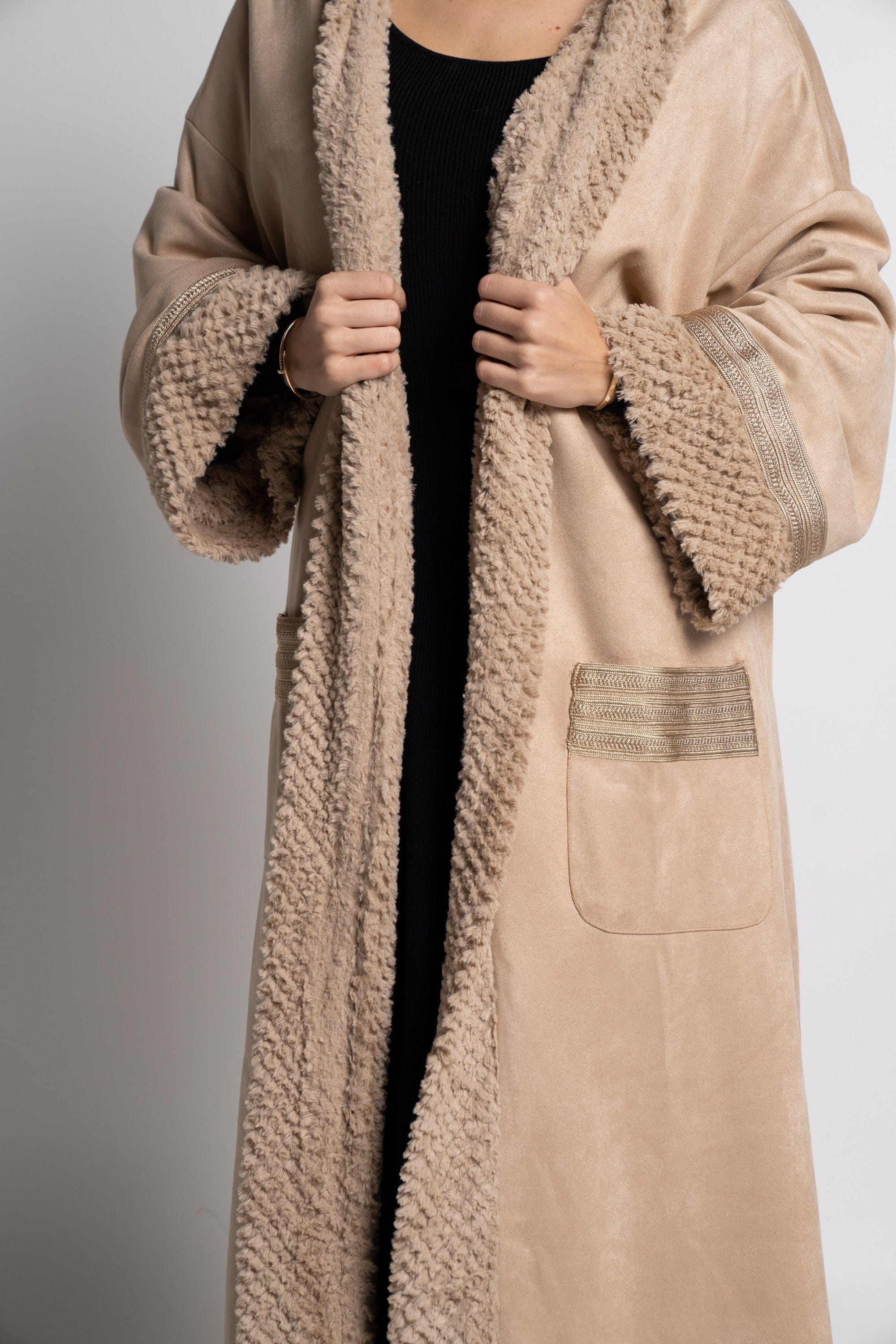 ميكا بالطو نسائى طويل فرو بأكمام ملونة وجيوب امامية