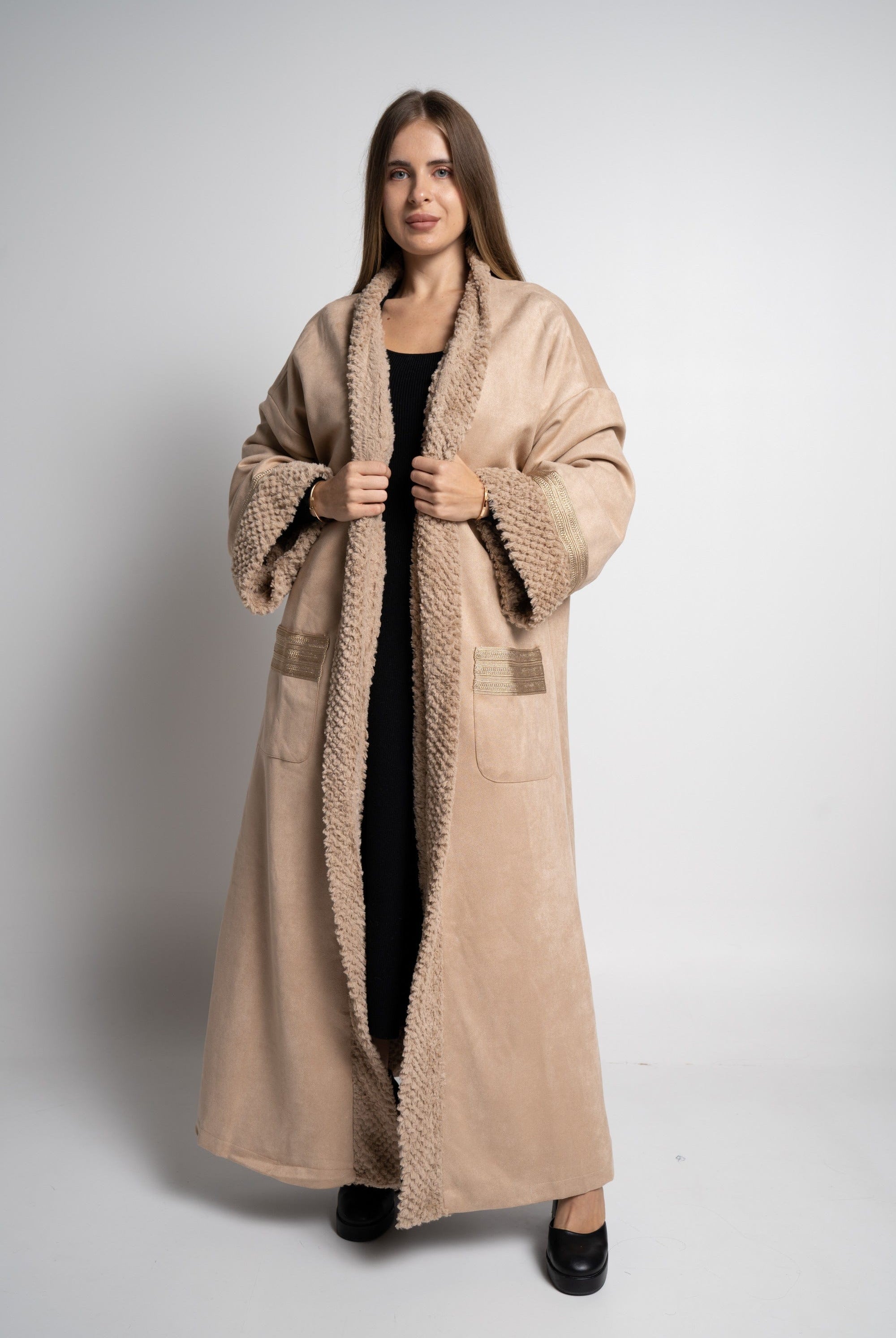 ميكا بالطو نسائى طويل فرو بأكمام ملونة وجيوب امامية