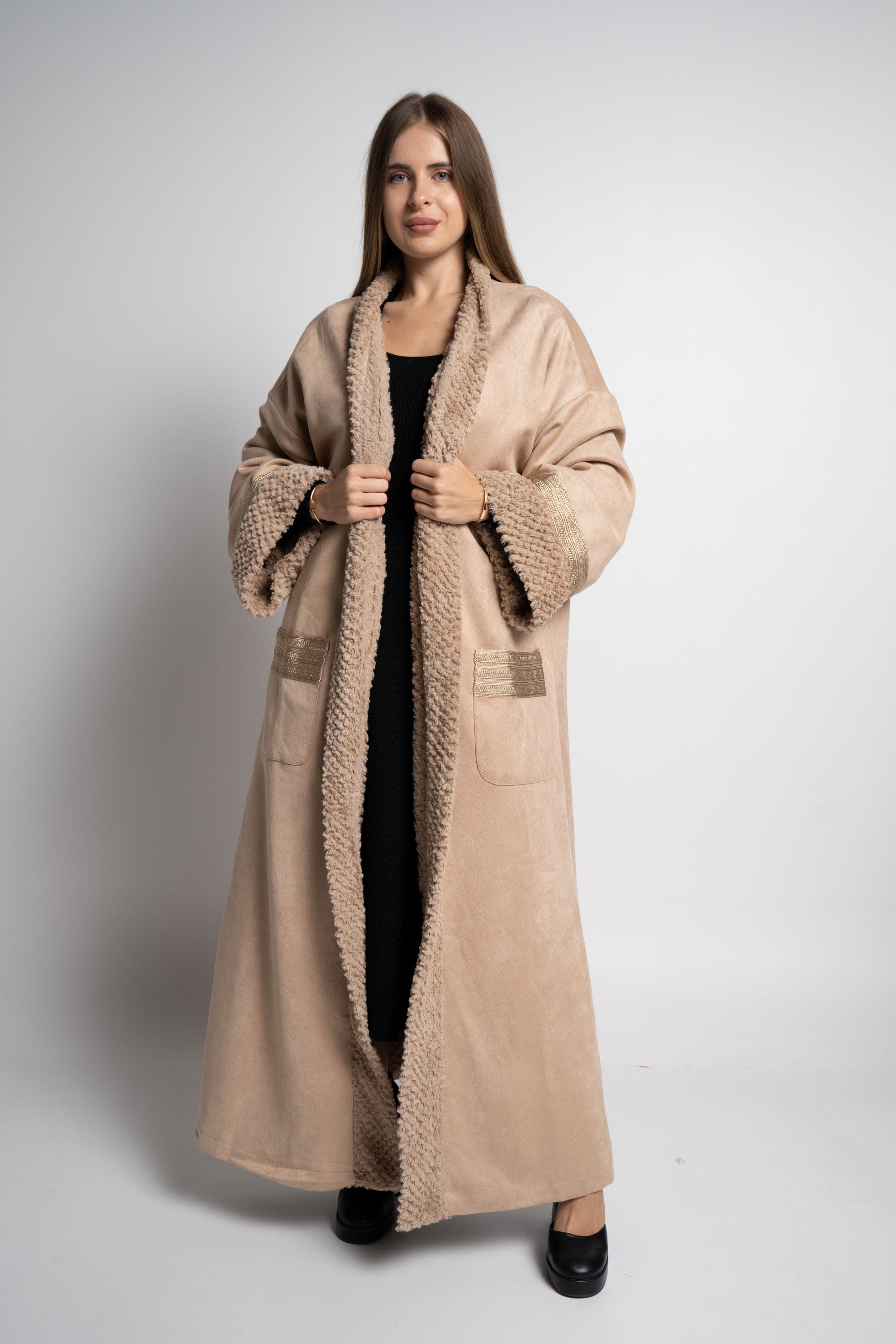 ميكا بالطو نسائى طويل فرو بأكمام ملونة وجيوب امامية