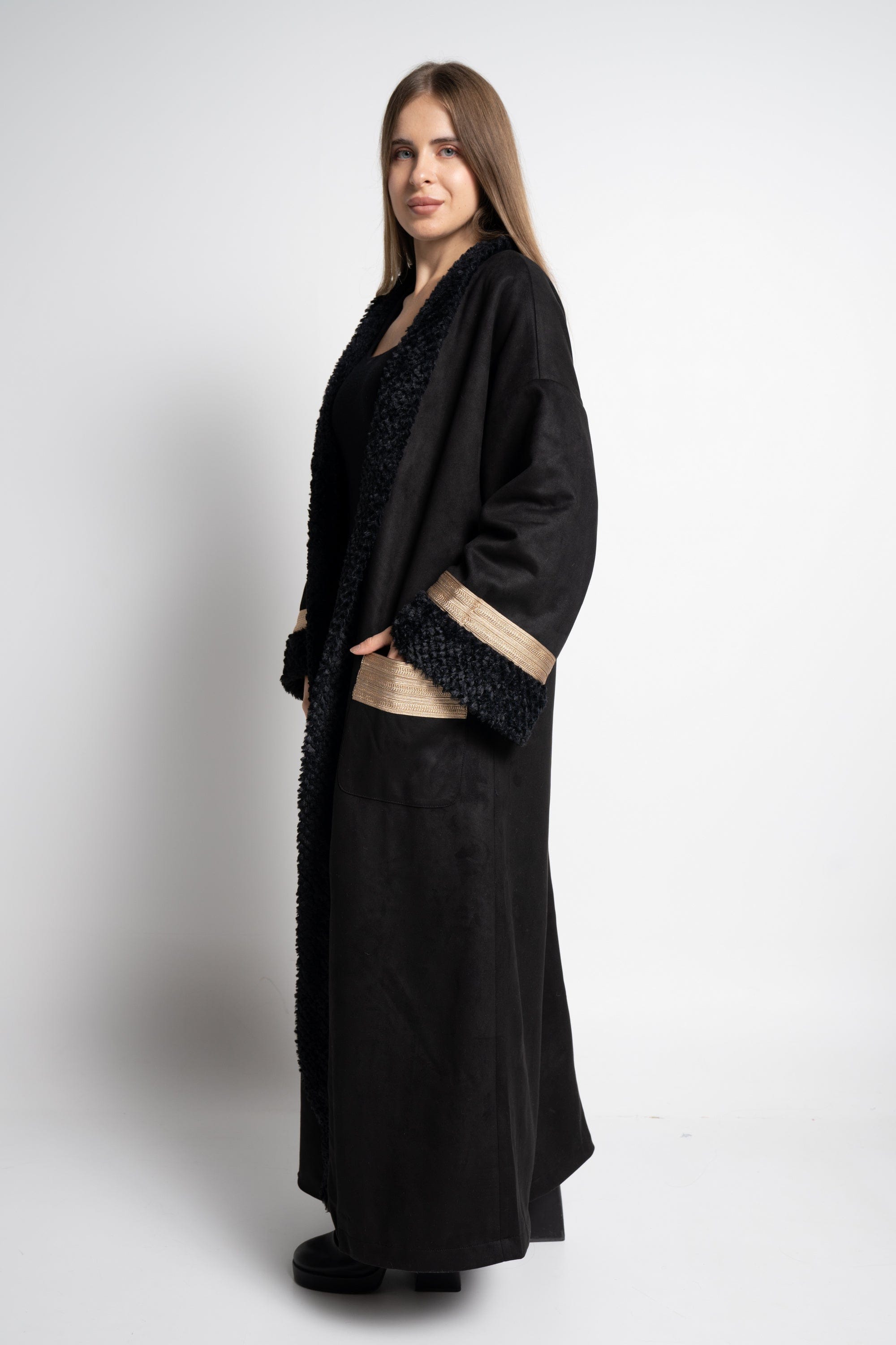 ميكا بالطو نسائى طويل فرو بأكمام ملونة وجيوب امامية