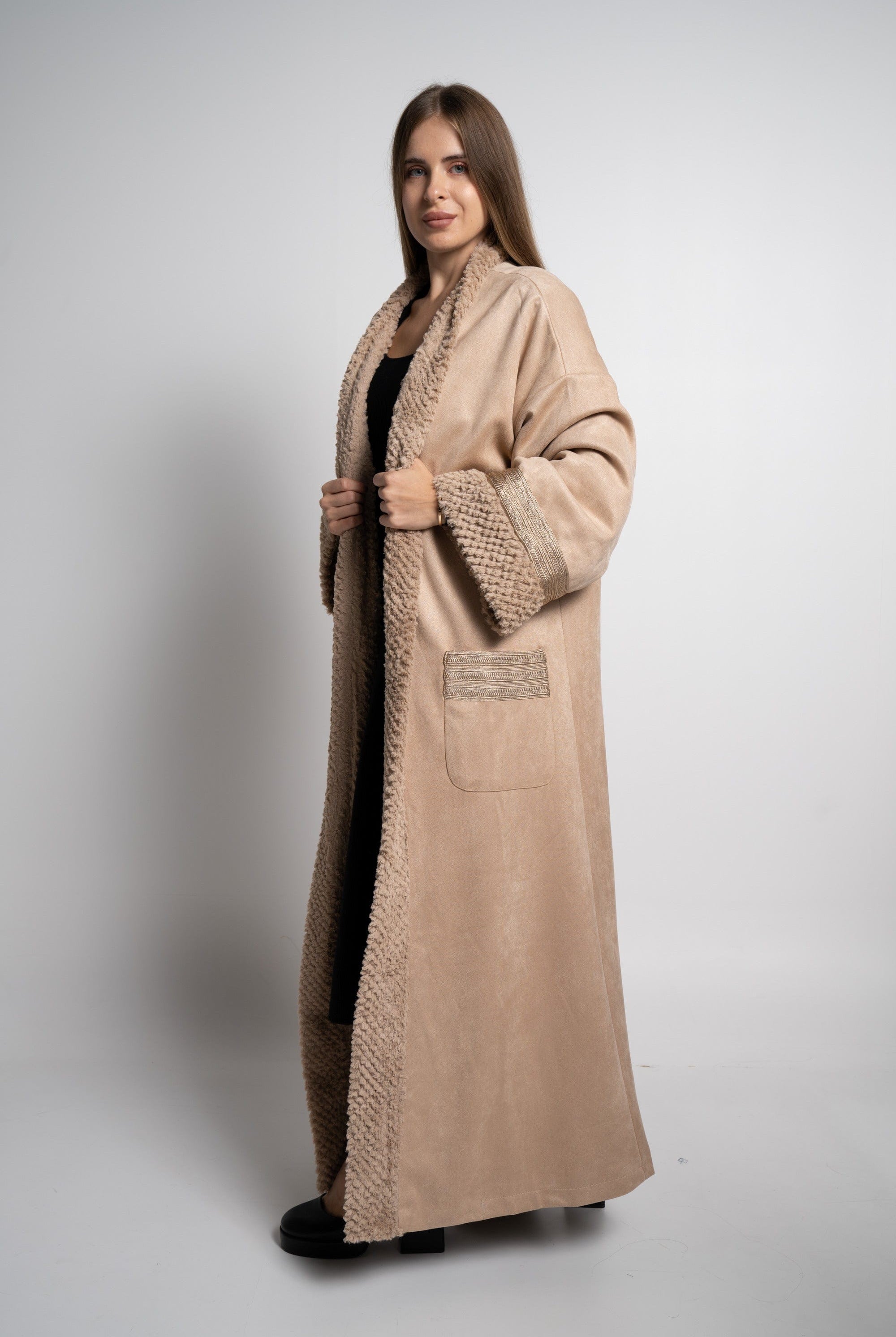 ميكا بالطو نسائى طويل فرو بأكمام ملونة وجيوب امامية