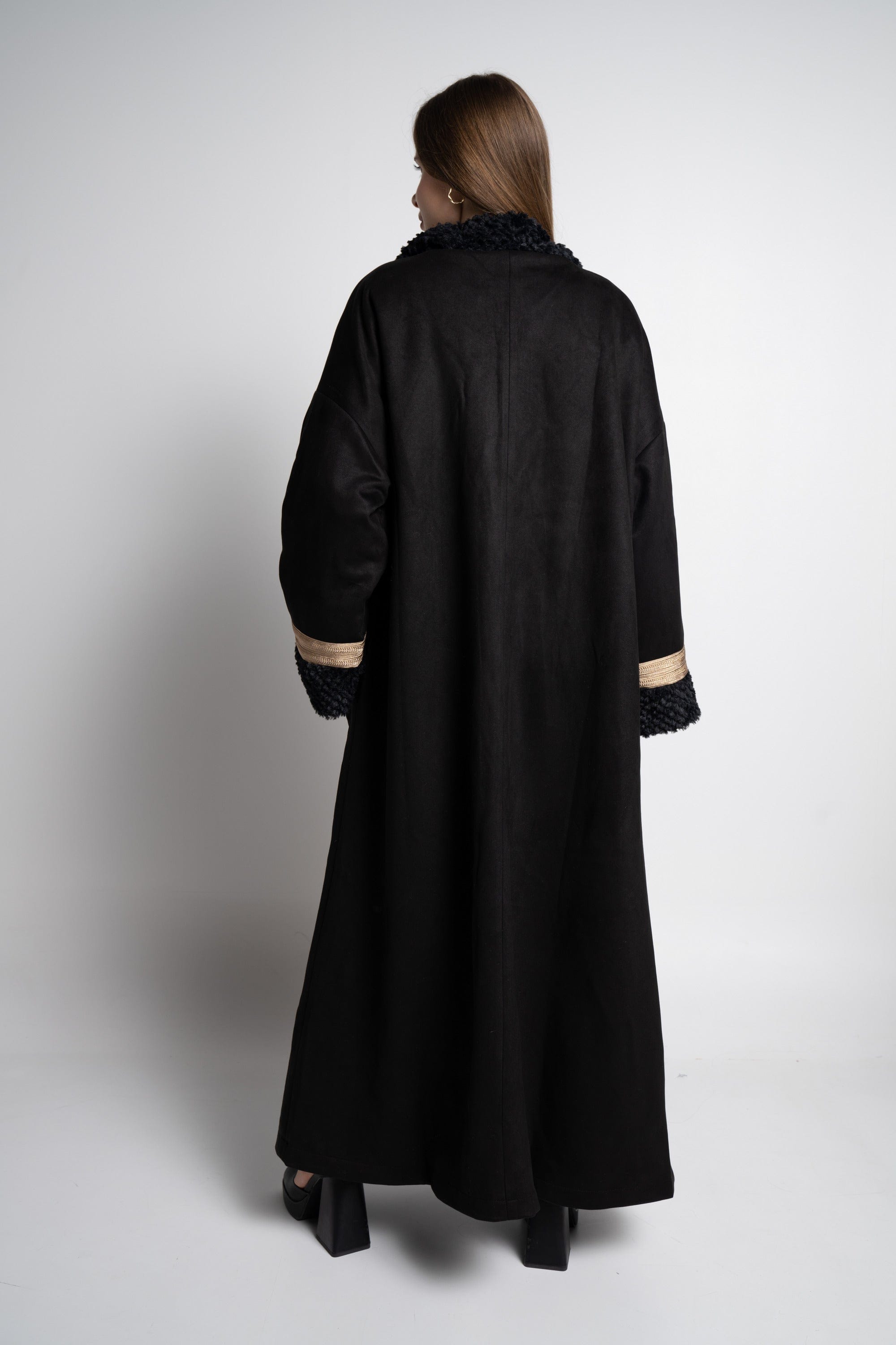 ميكا بالطو نسائى طويل فرو بأكمام ملونة وجيوب امامية