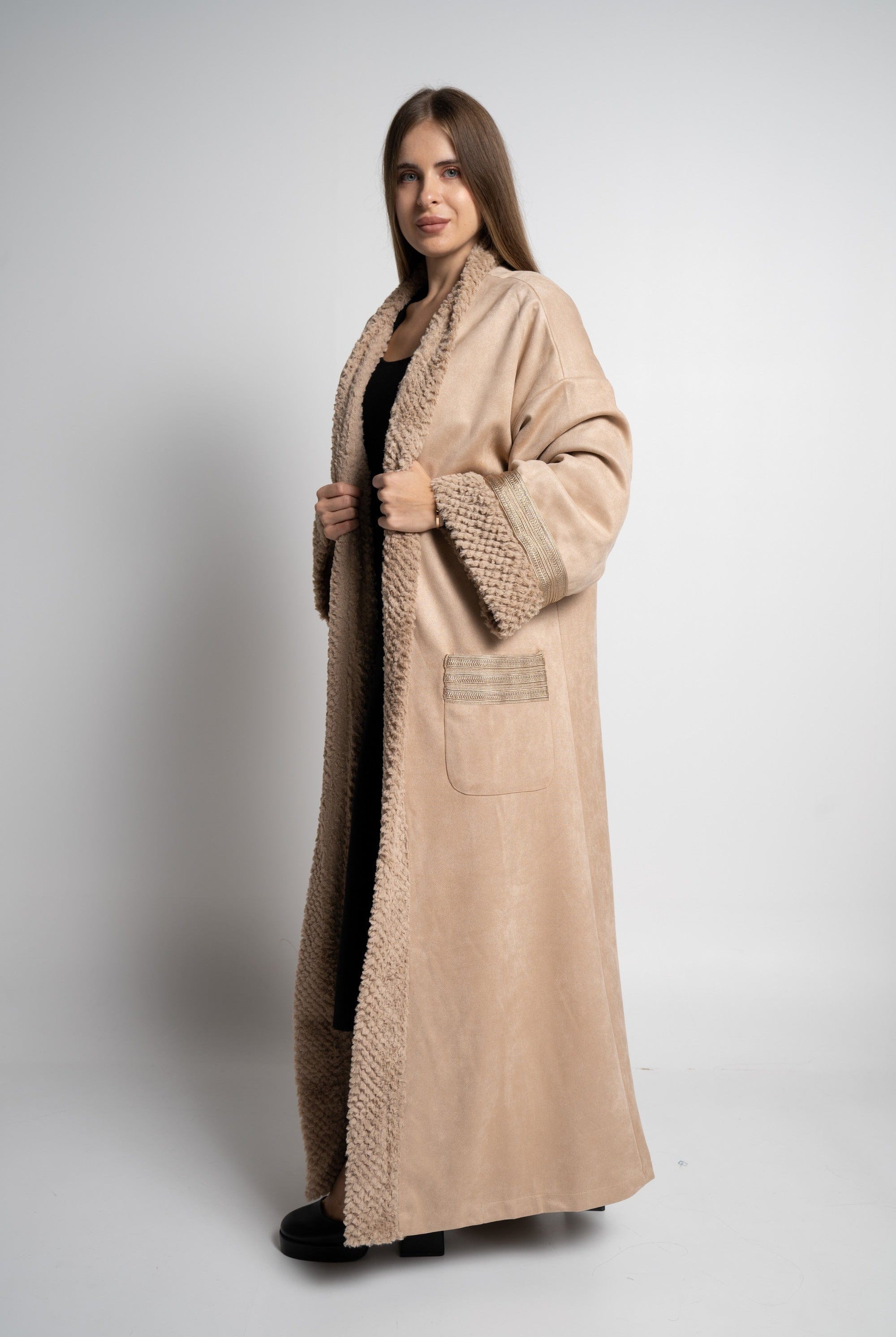 ميكا بالطو نسائى طويل فرو بأكمام ملونة وجيوب امامية