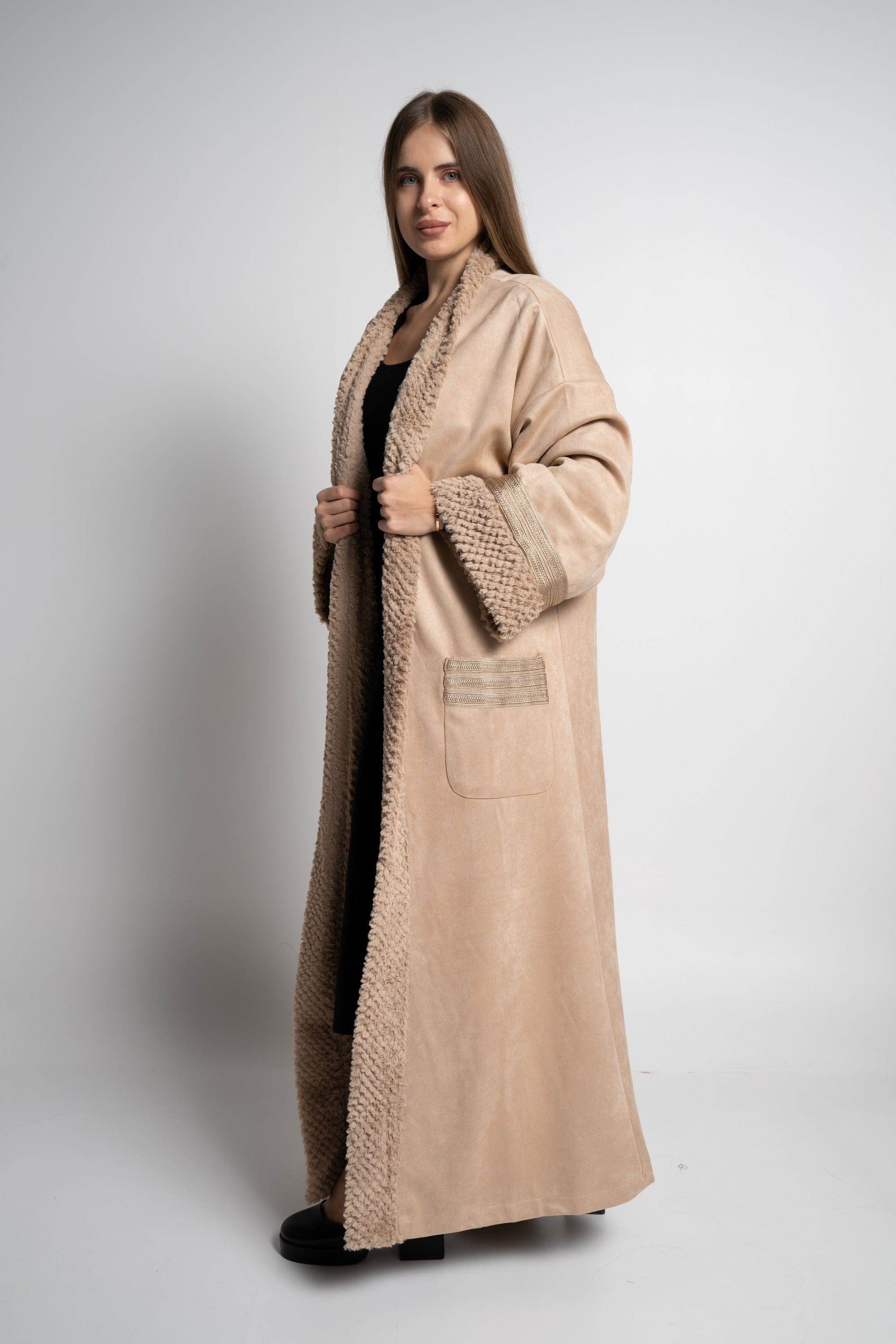 ميكا بالطو نسائى طويل فرو بأكمام ملونة وجيوب امامية