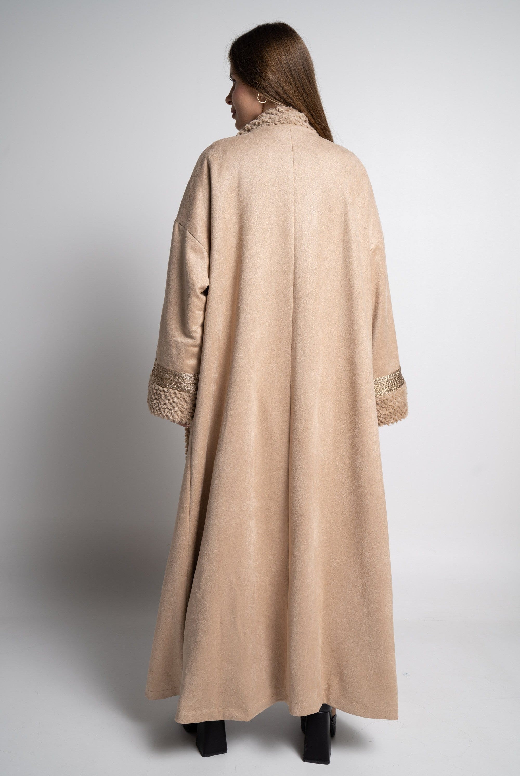 ميكا بالطو نسائى طويل فرو بأكمام ملونة وجيوب امامية