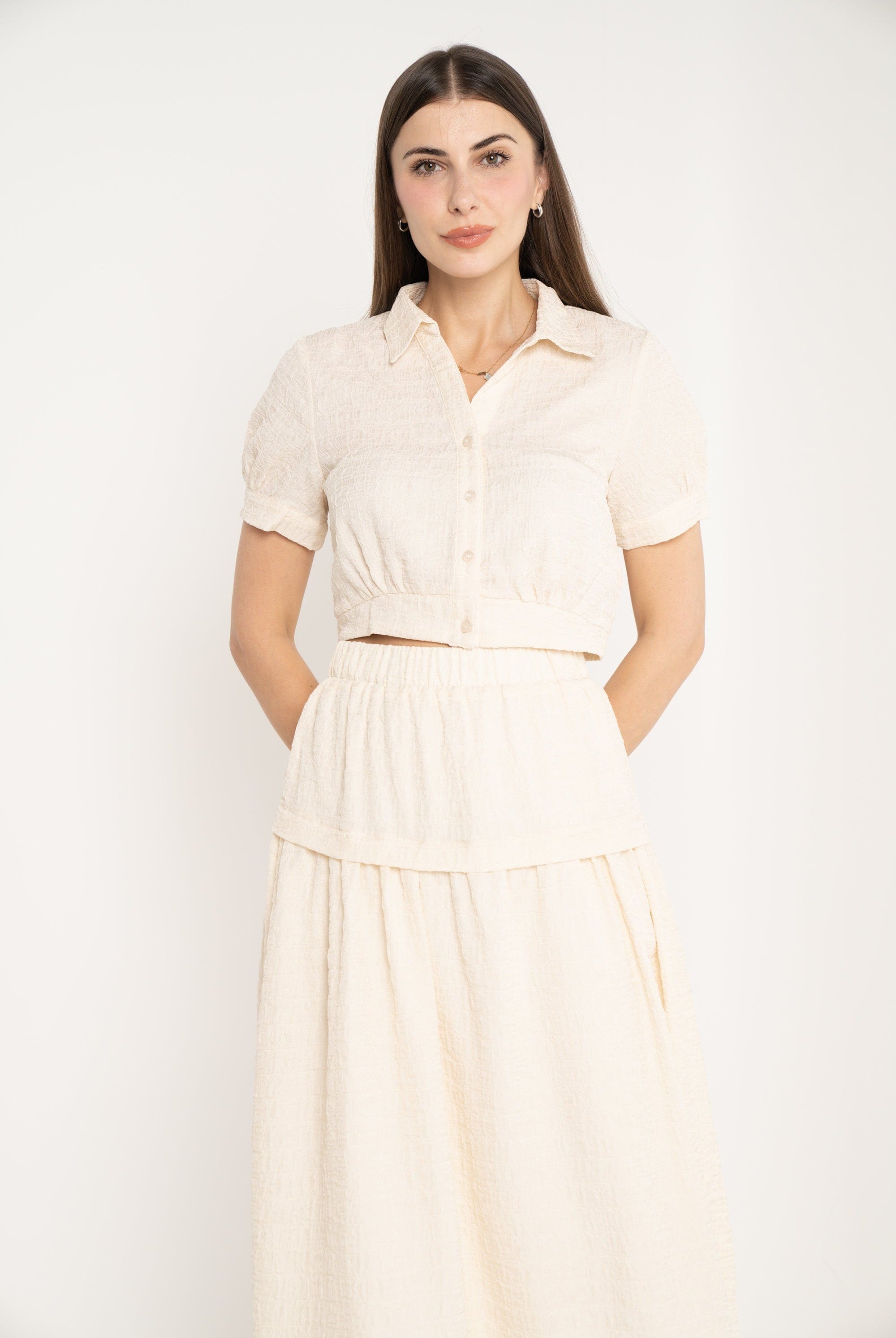 ميكا بلوزة سادة بأزرار أمامية كم قصير بف نسائي