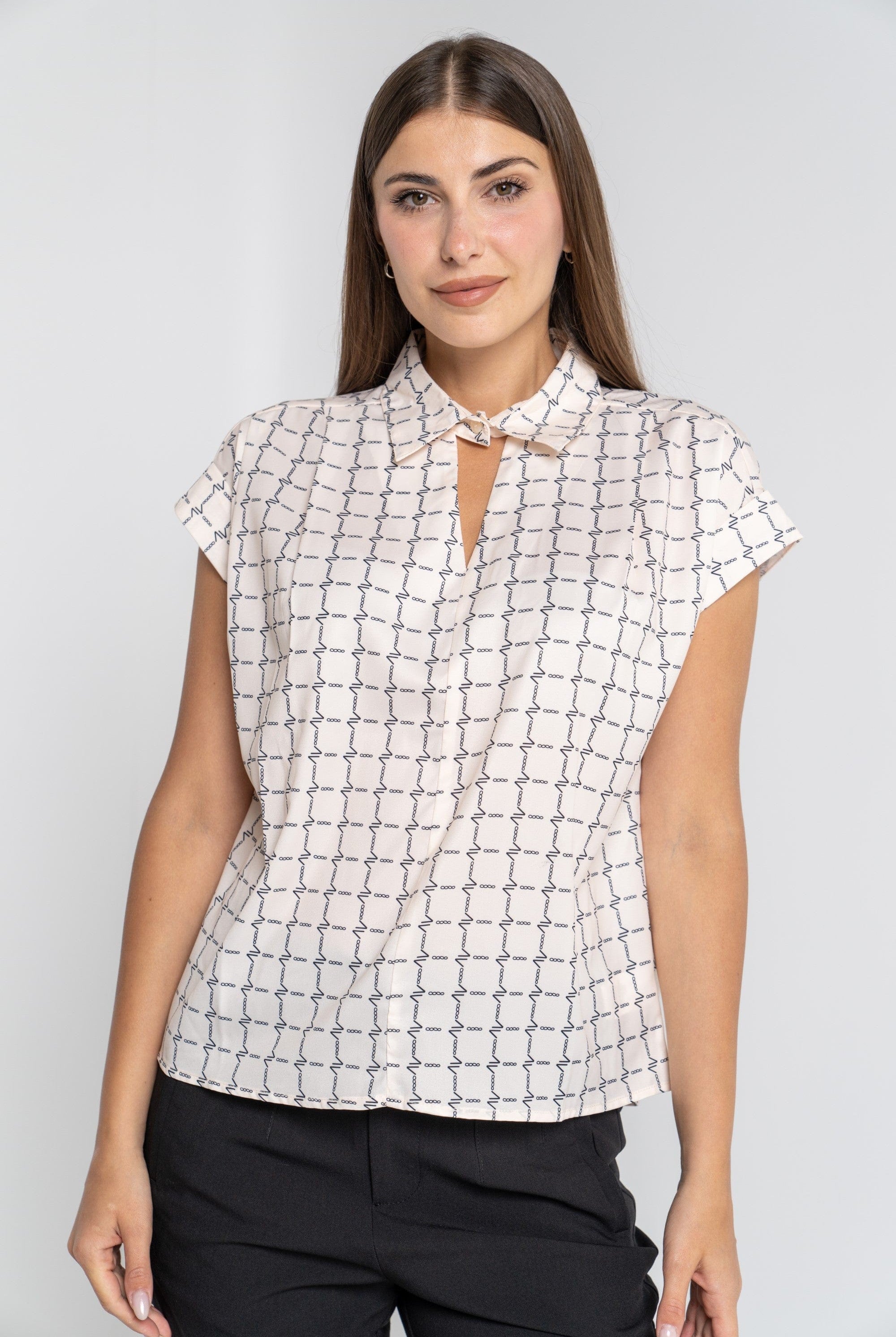 ميكا بلوزة بأكمام قصيرة منقوشة بفتحة صدر أوف وايت