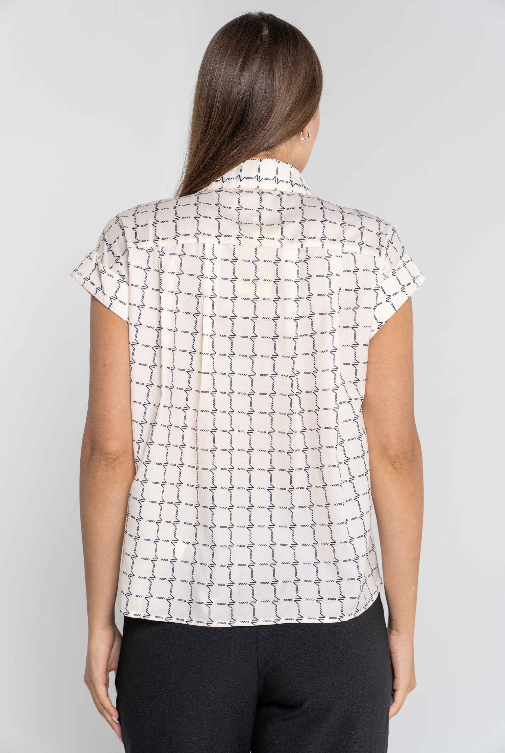 ميكا بلوزة بأكمام قصيرة منقوشة بفتحة صدر أوف وايت