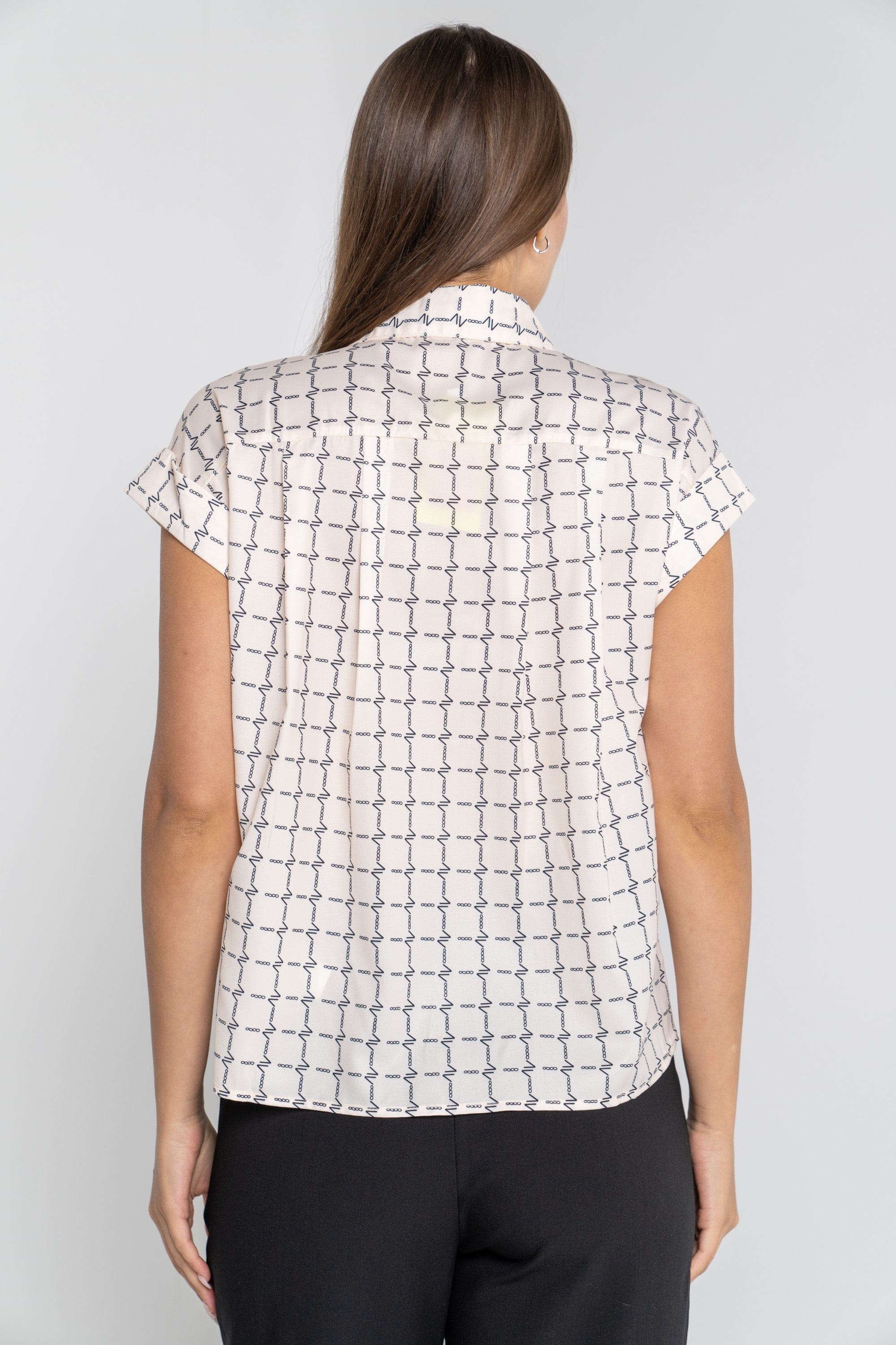 ميكا بلوزة بأكمام قصيرة منقوشة بفتحة صدر أوف وايت