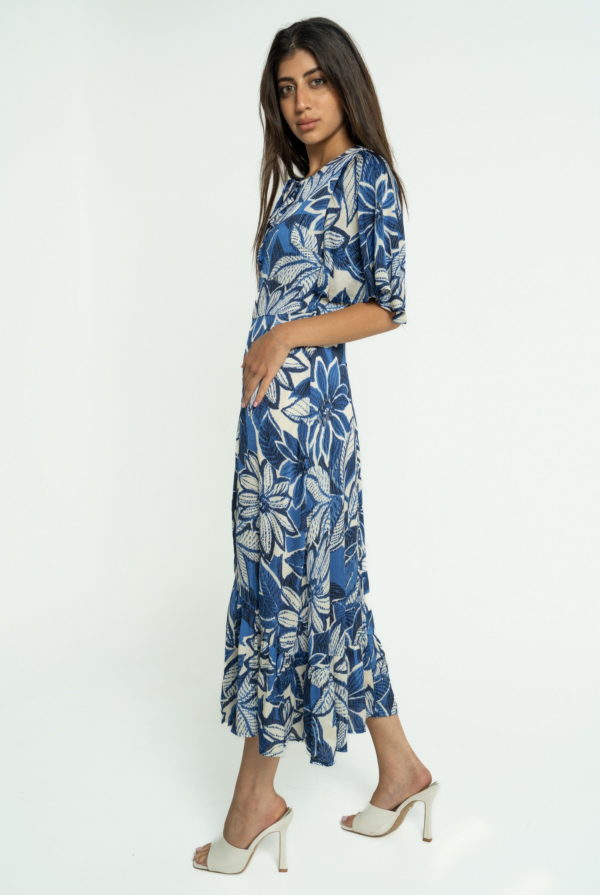 ميكا فستان ميدي مشجر بربطة على الياقة بأكمام فراشة