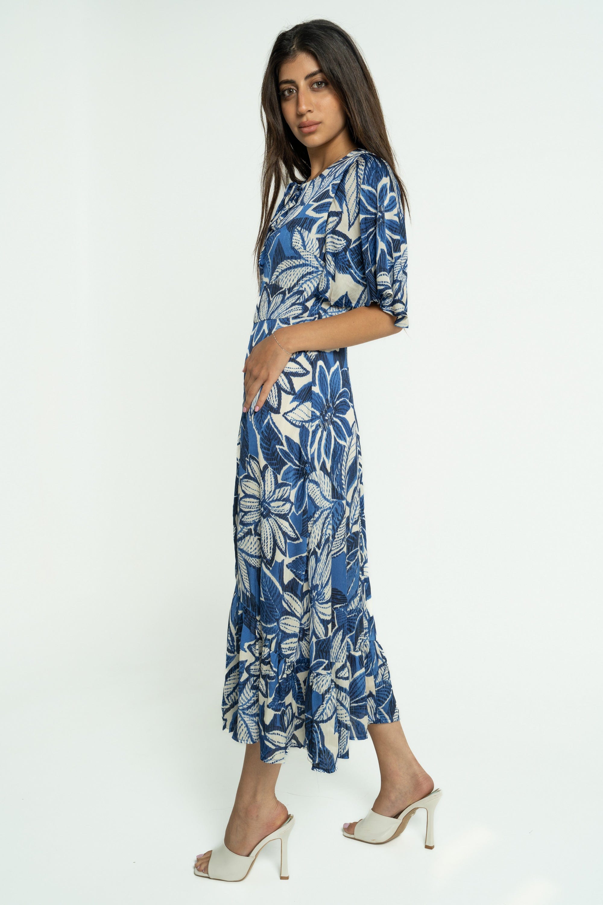 ميكا فستان ميدي مشجر بربطة على الياقة بأكمام فراشة