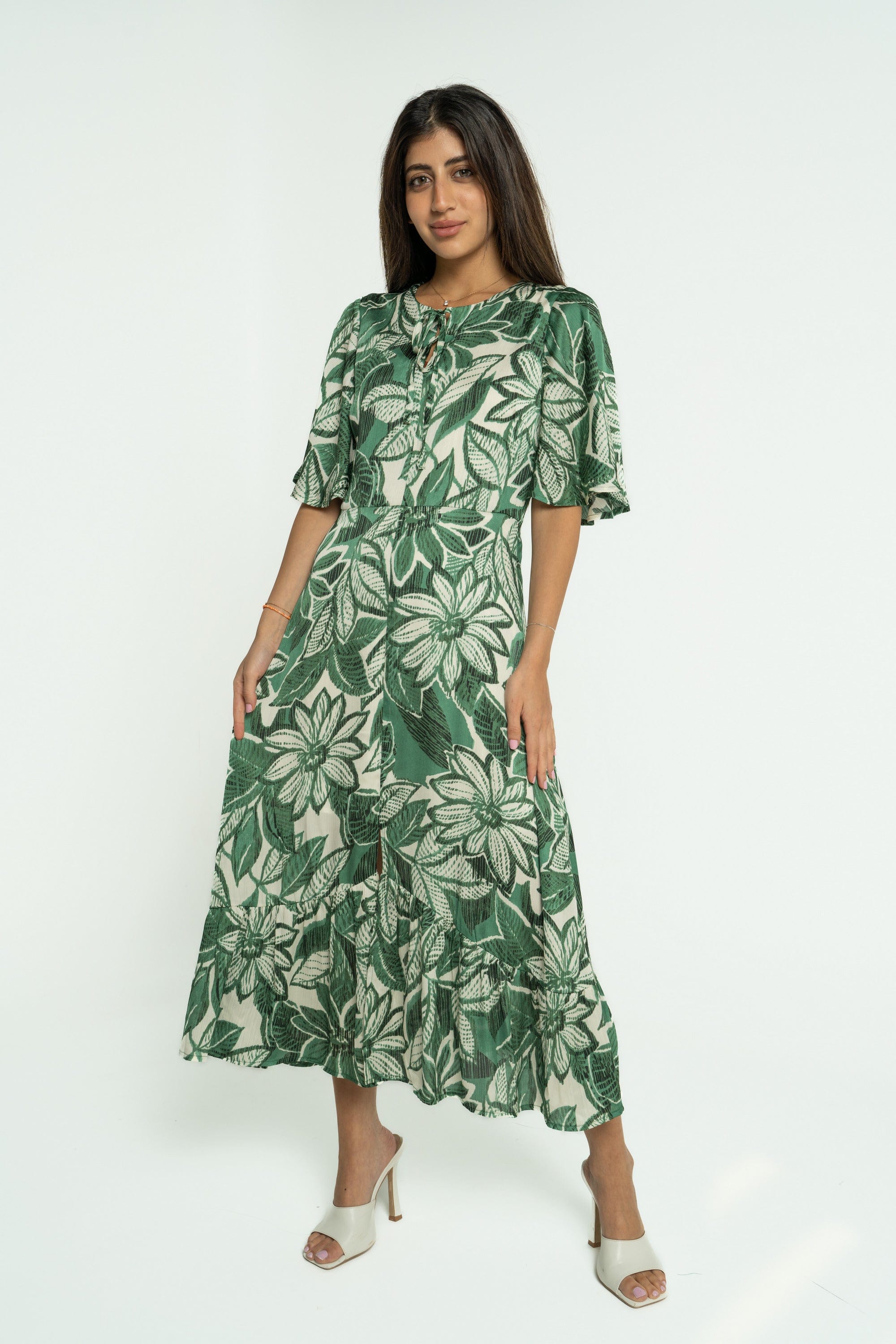 ميكا فستان ميدي مشجر بربطة على الياقة بأكمام فراشة