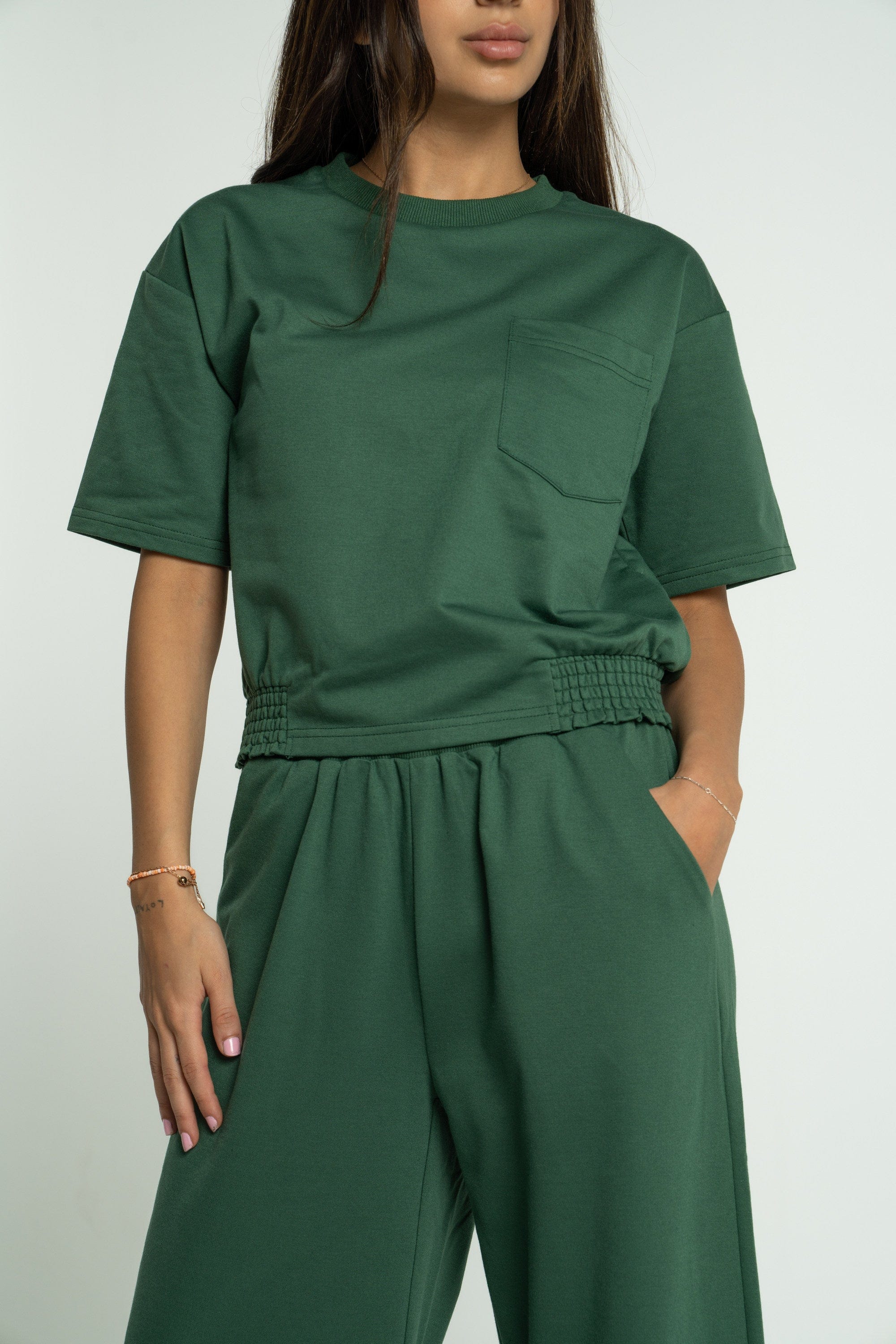 ميكا بلوزة بأكمام قصيرة سادة بجيب على الصدر