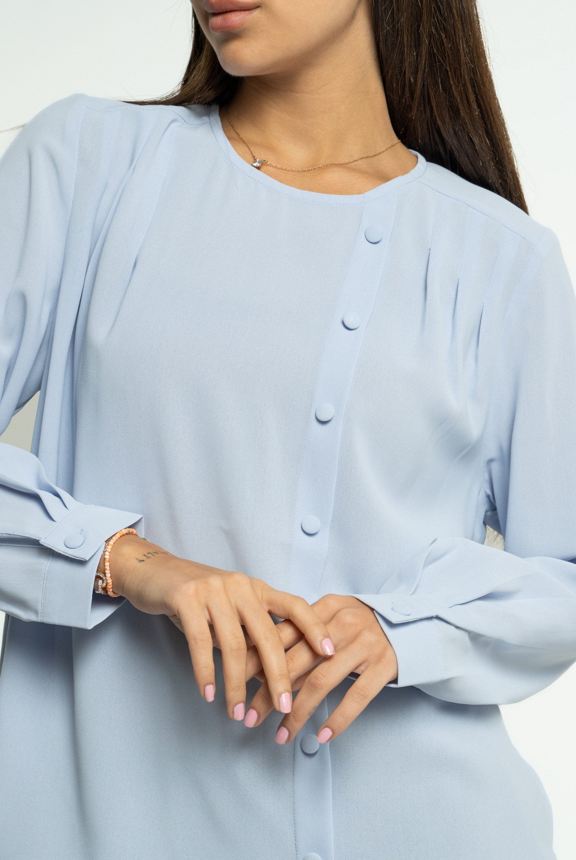 ميكا بلوزة سادة بأزرار أمامية بأكمام طويلة