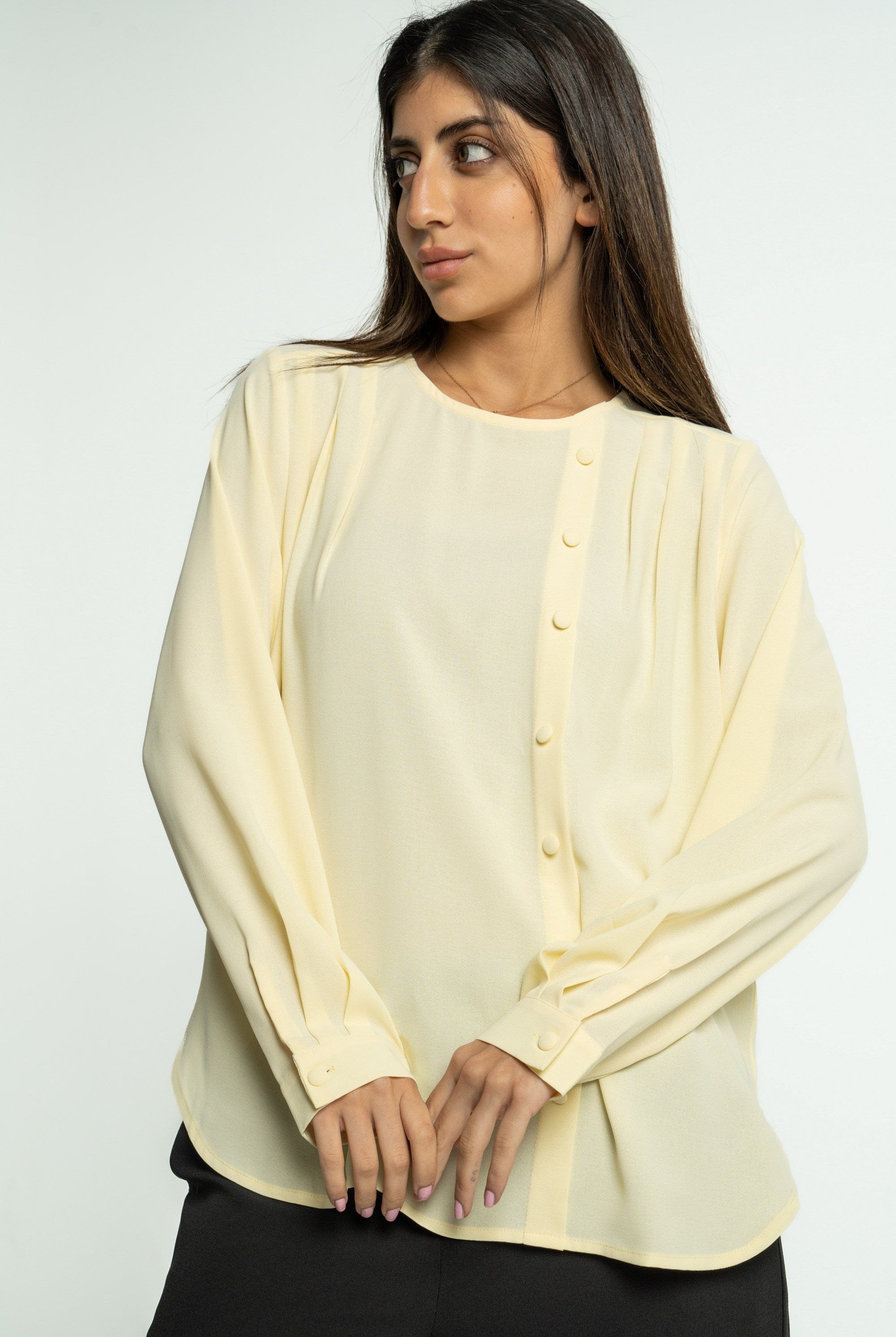 ميكا بلوزة سادة بأزرار أمامية بأكمام طويلة