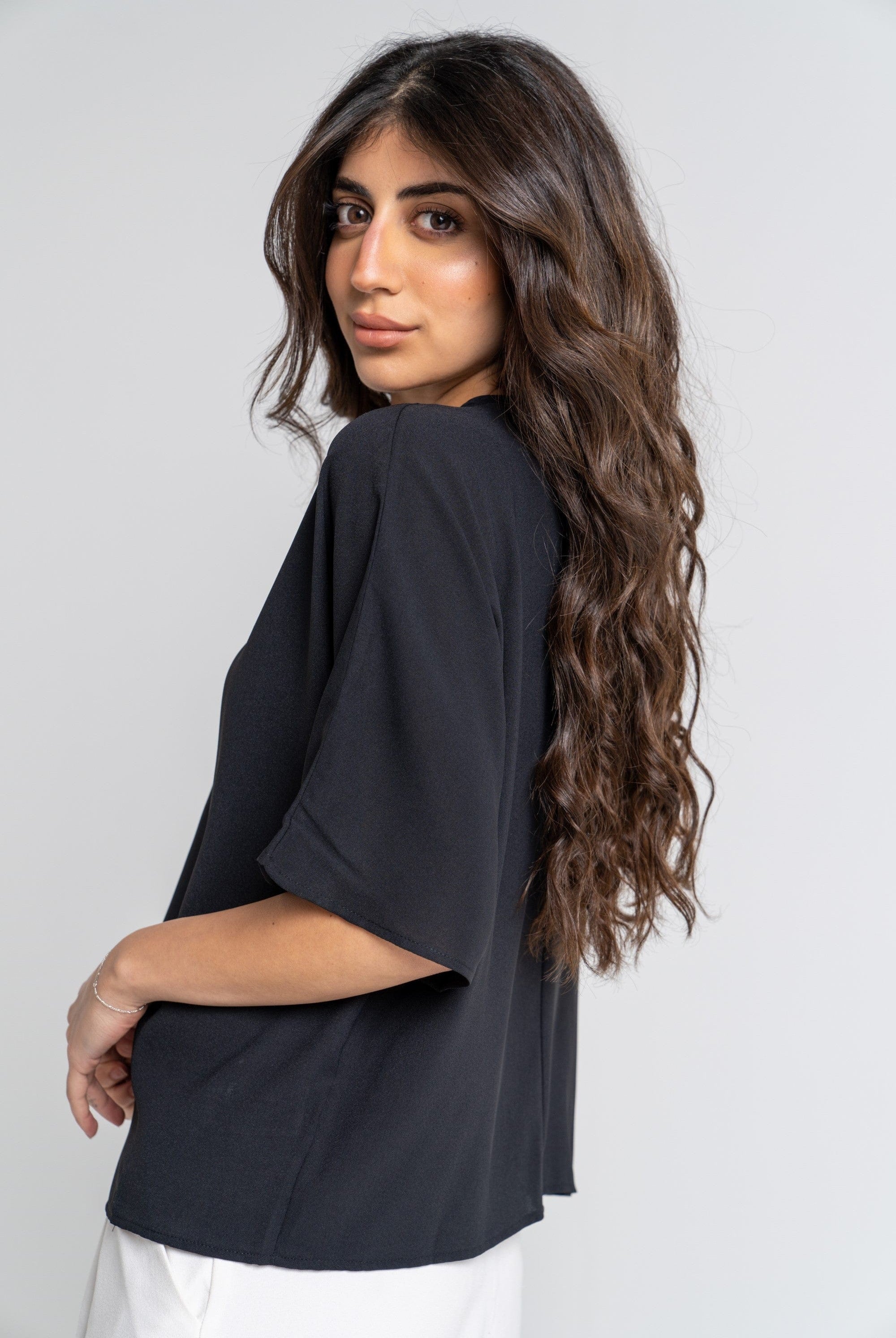 ميكا بلوزة سادة بفتحة صدر أكمام قصيرة