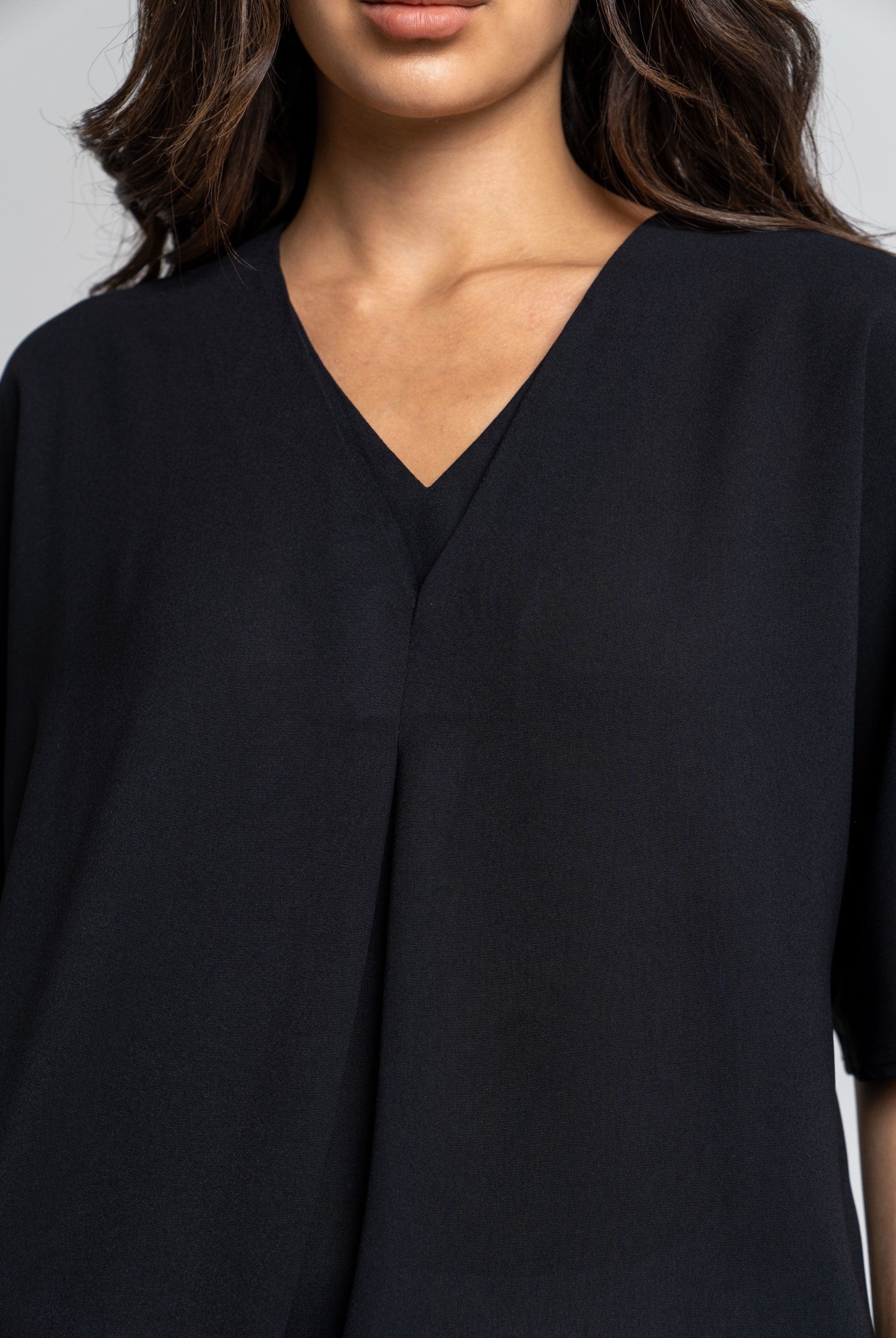 ميكا بلوزة سادة بفتحة صدر أكمام قصيرة