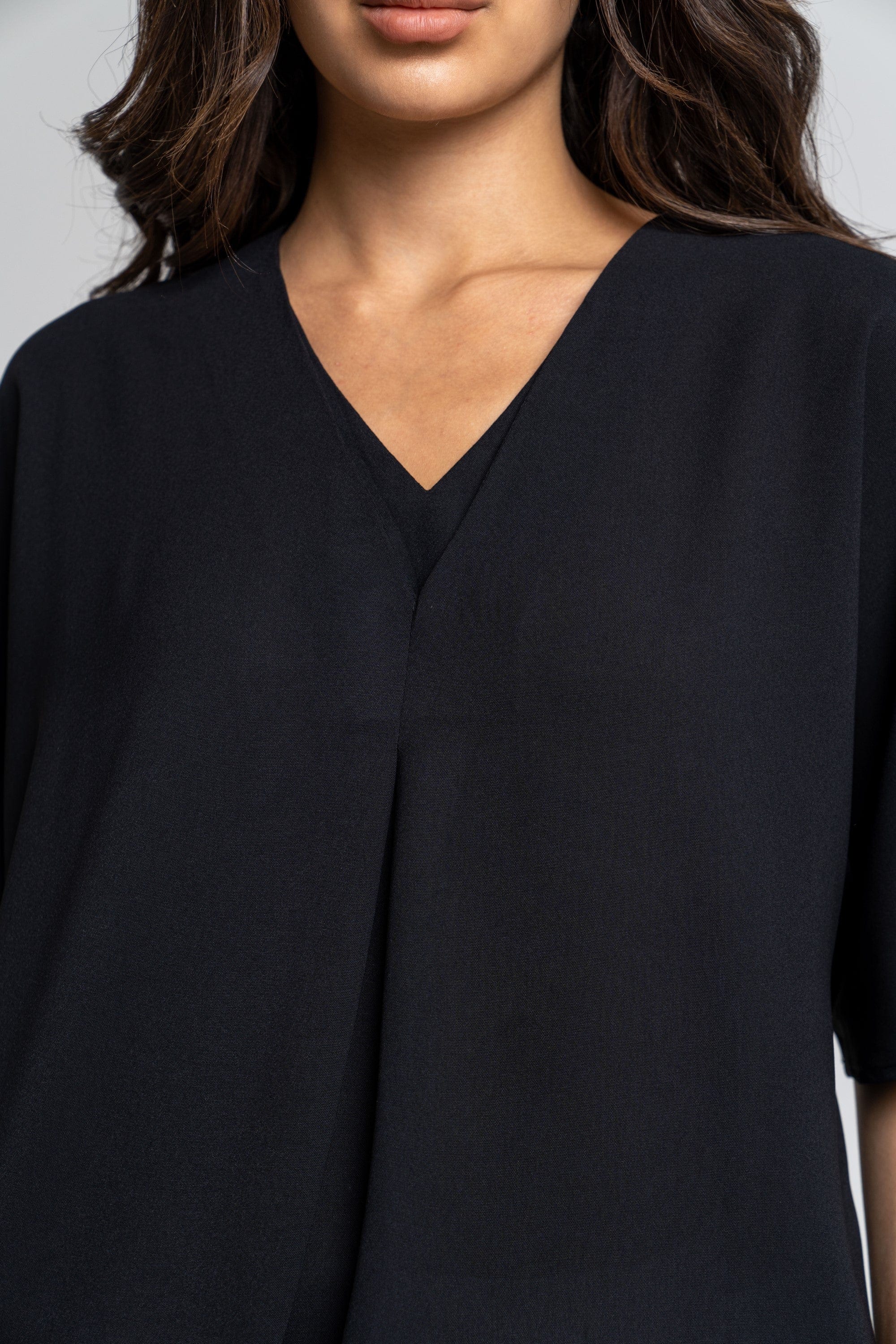 ميكا بلوزة سادة بفتحة صدر أكمام قصيرة