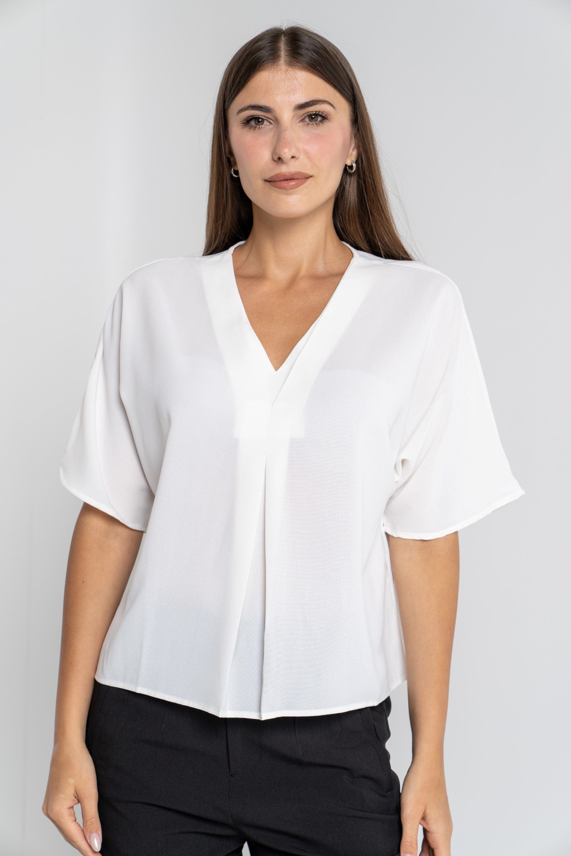 ميكا بلوزة سادة بفتحة صدر أكمام قصيرة