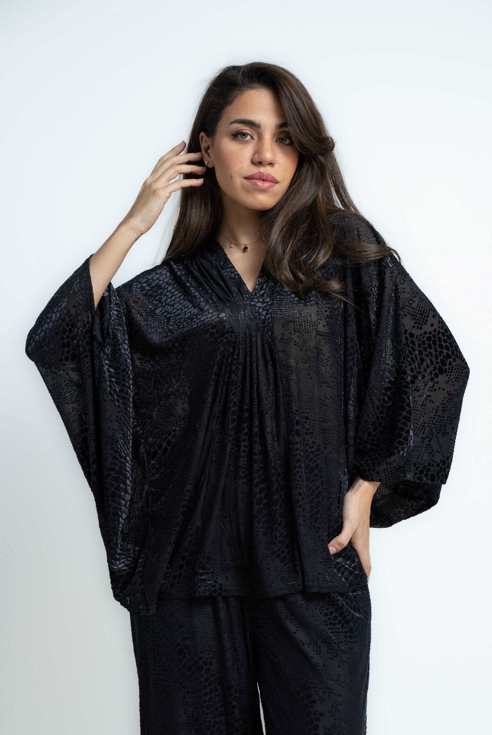 ميكا بلوزة منقوشة برقبة V واكمام واسعة أسود