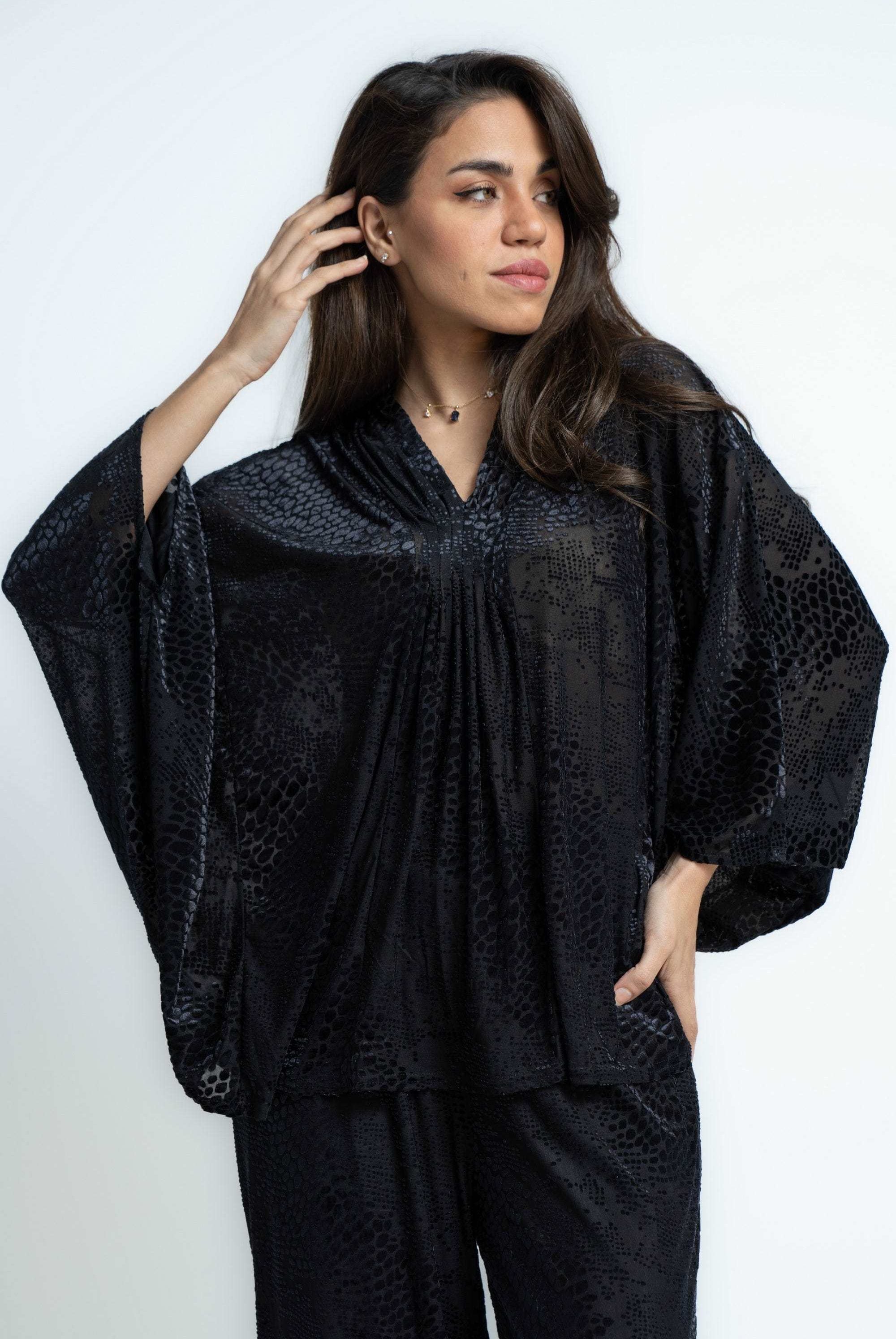 ميكا بلوزة منقوشة برقبة V واكمام واسعة أسود