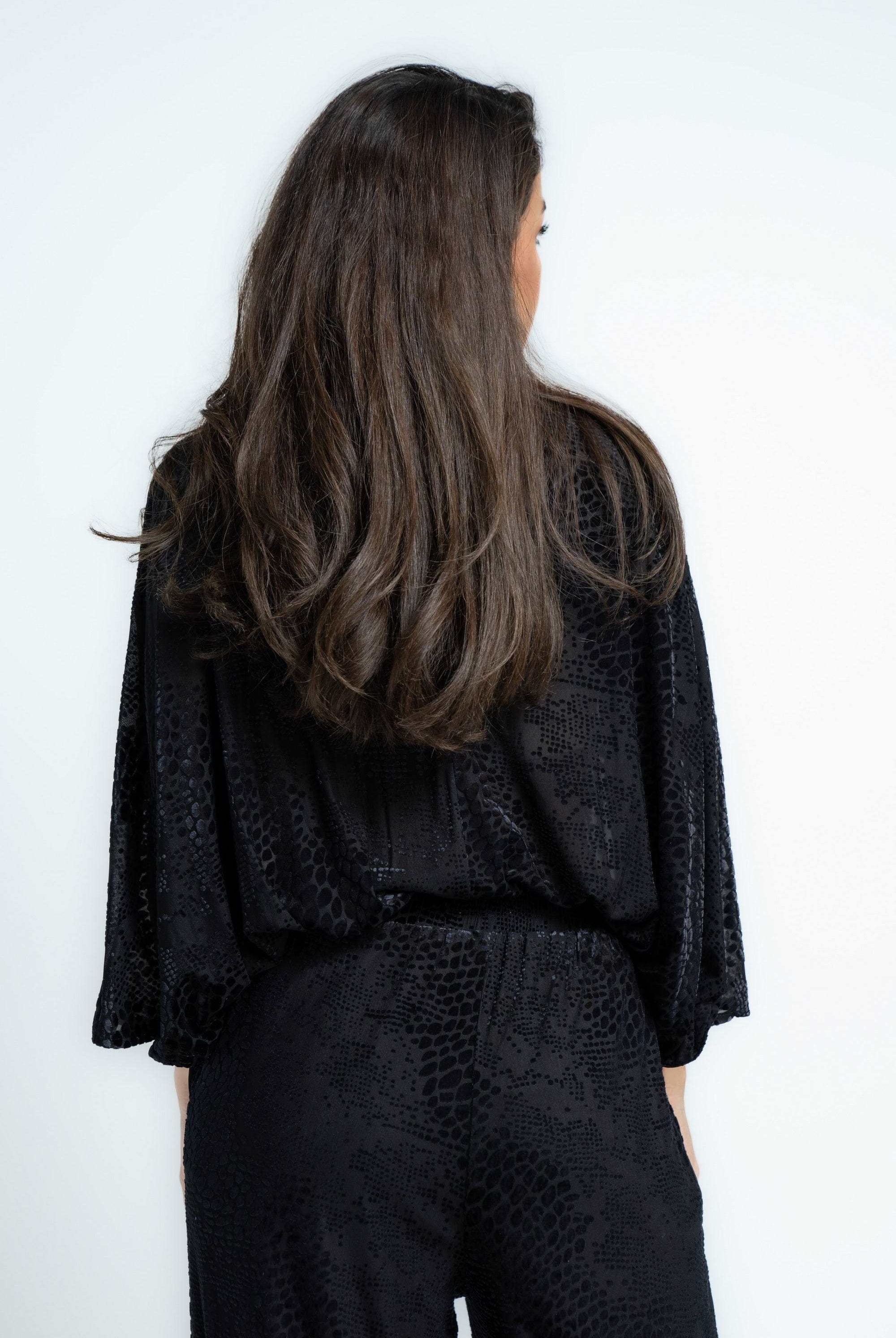 بلوزة منقوشة برقبة V واكمام واسعة