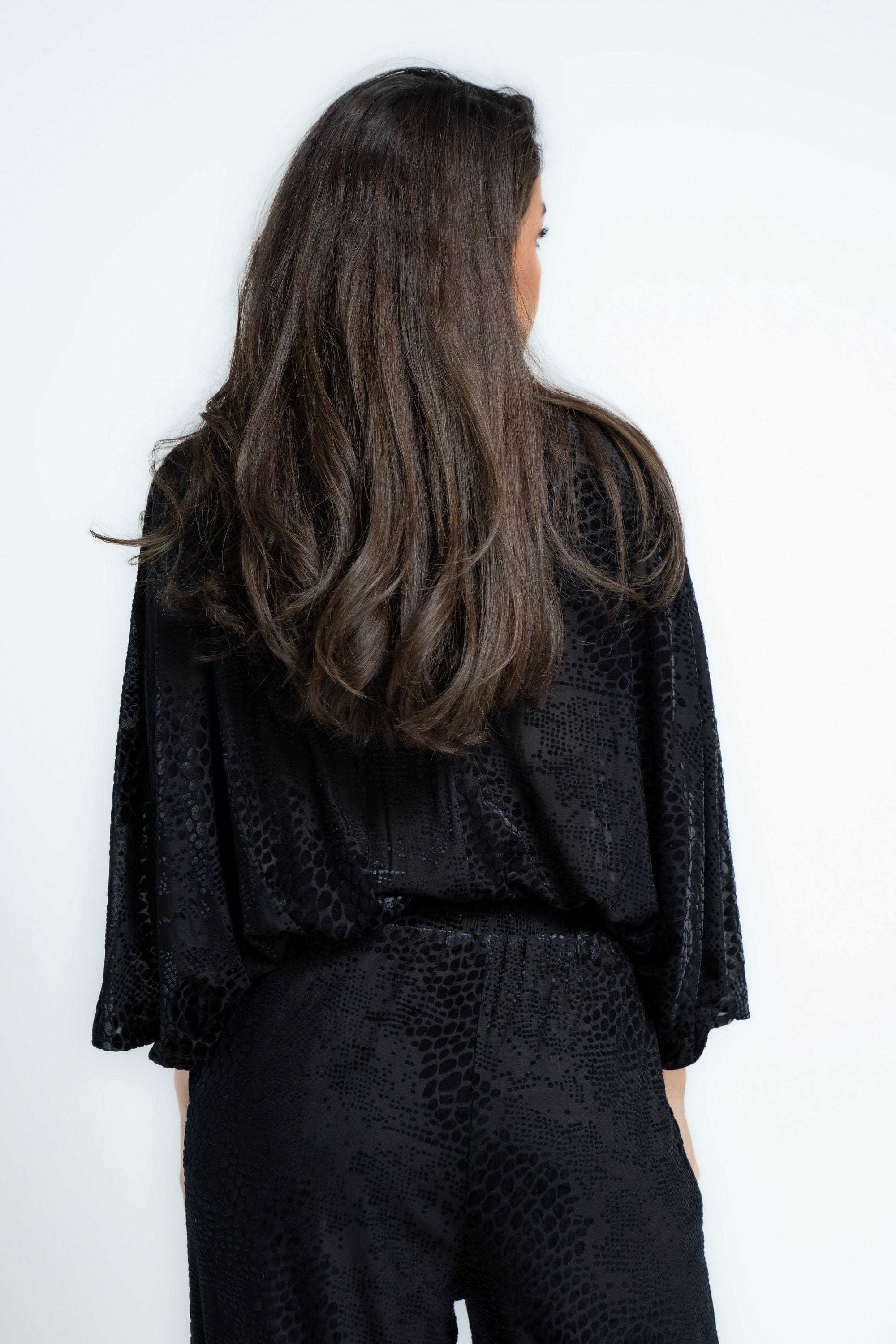 بلوزة منقوشة برقبة V واكمام واسعة