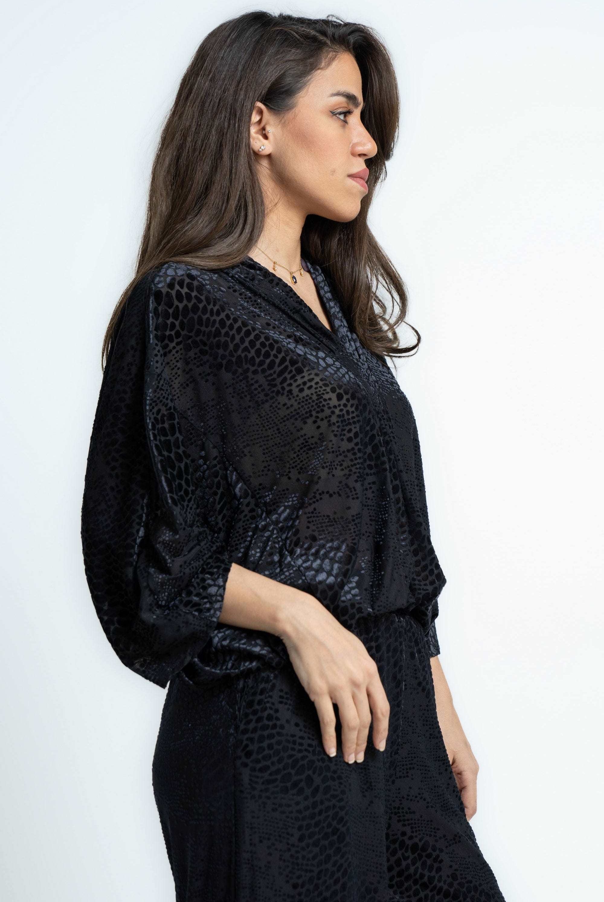 بلوزة منقوشة برقبة V واكمام واسعة