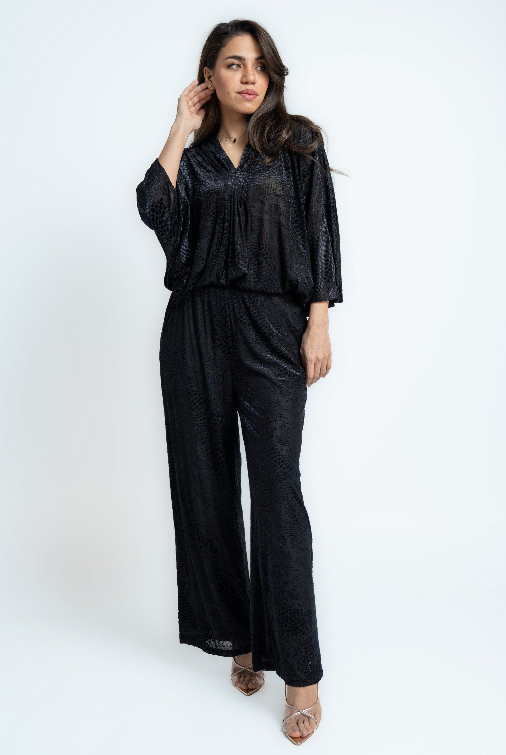 ميكا بلوزة منقوشة برقبة V واكمام واسعة أسود