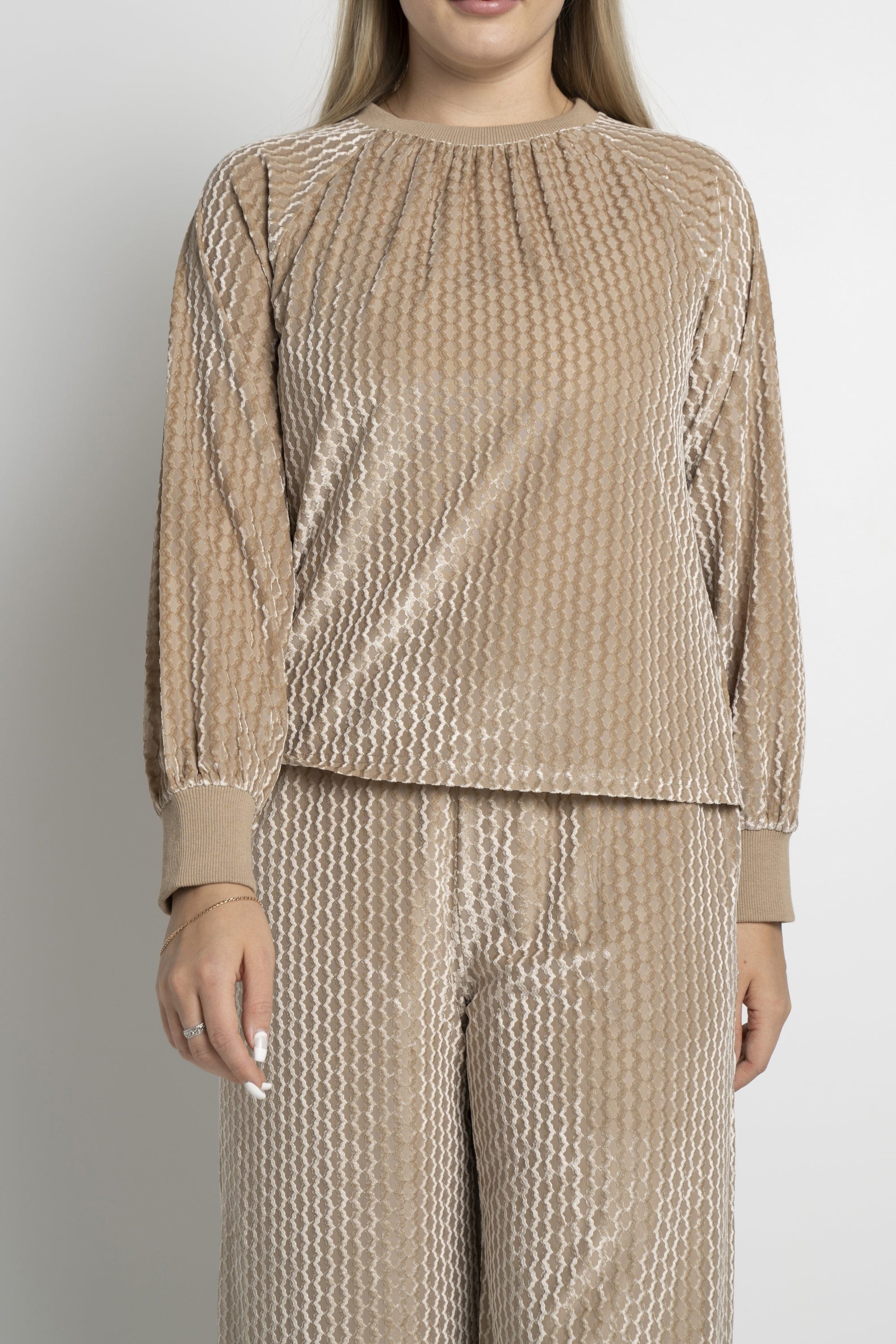 ู
ููุง ุจููุฒุฉ ุจุฃูู
ุงู
ุทูููุฉ ุจุชุทุฑูุฒ ู
ุฎู
ูู