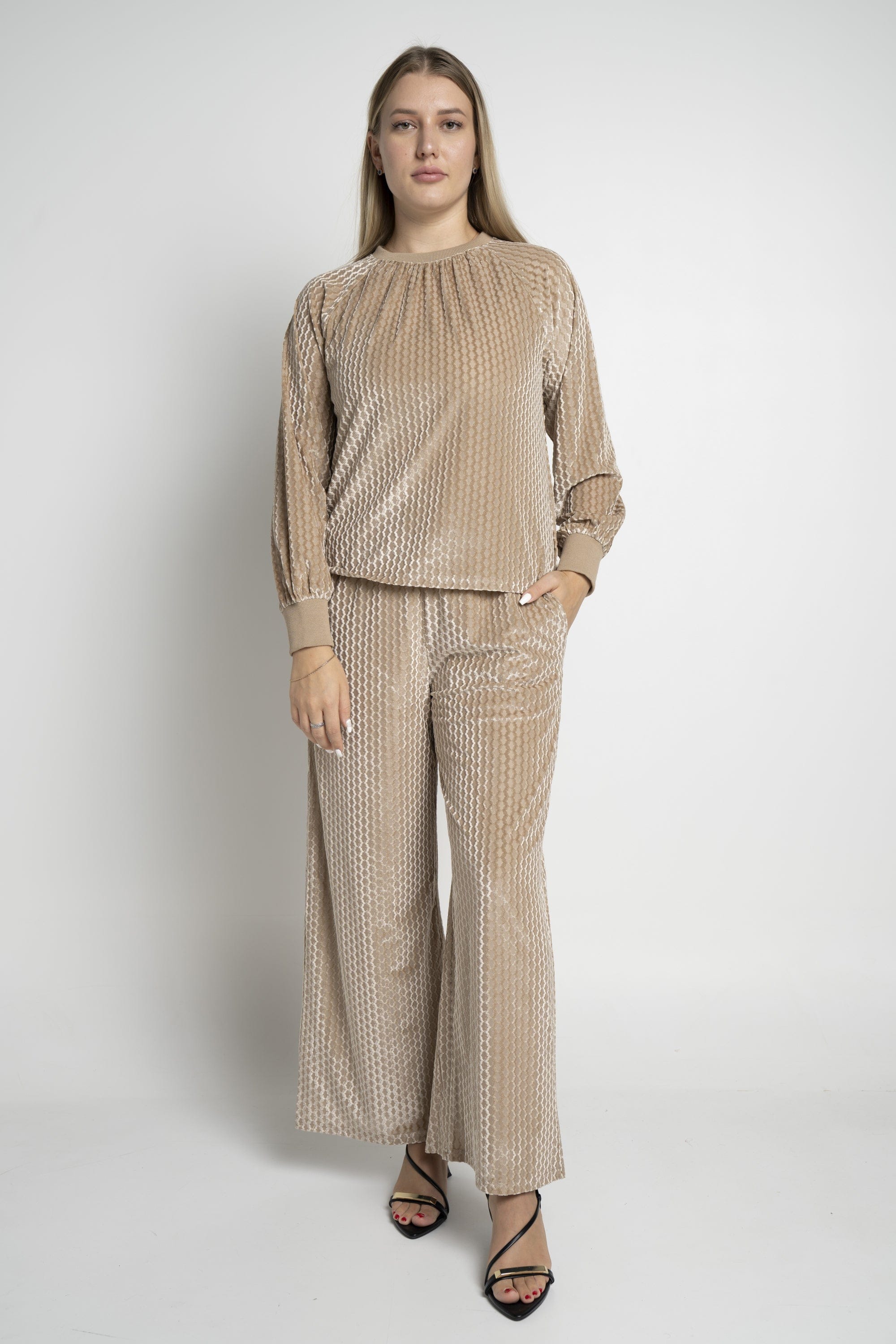 ู
ููุง ุจููุฒุฉ ุจุฃูู
ุงู
ุทูููุฉ ุจุชุทุฑูุฒ ู
ุฎู
ูู