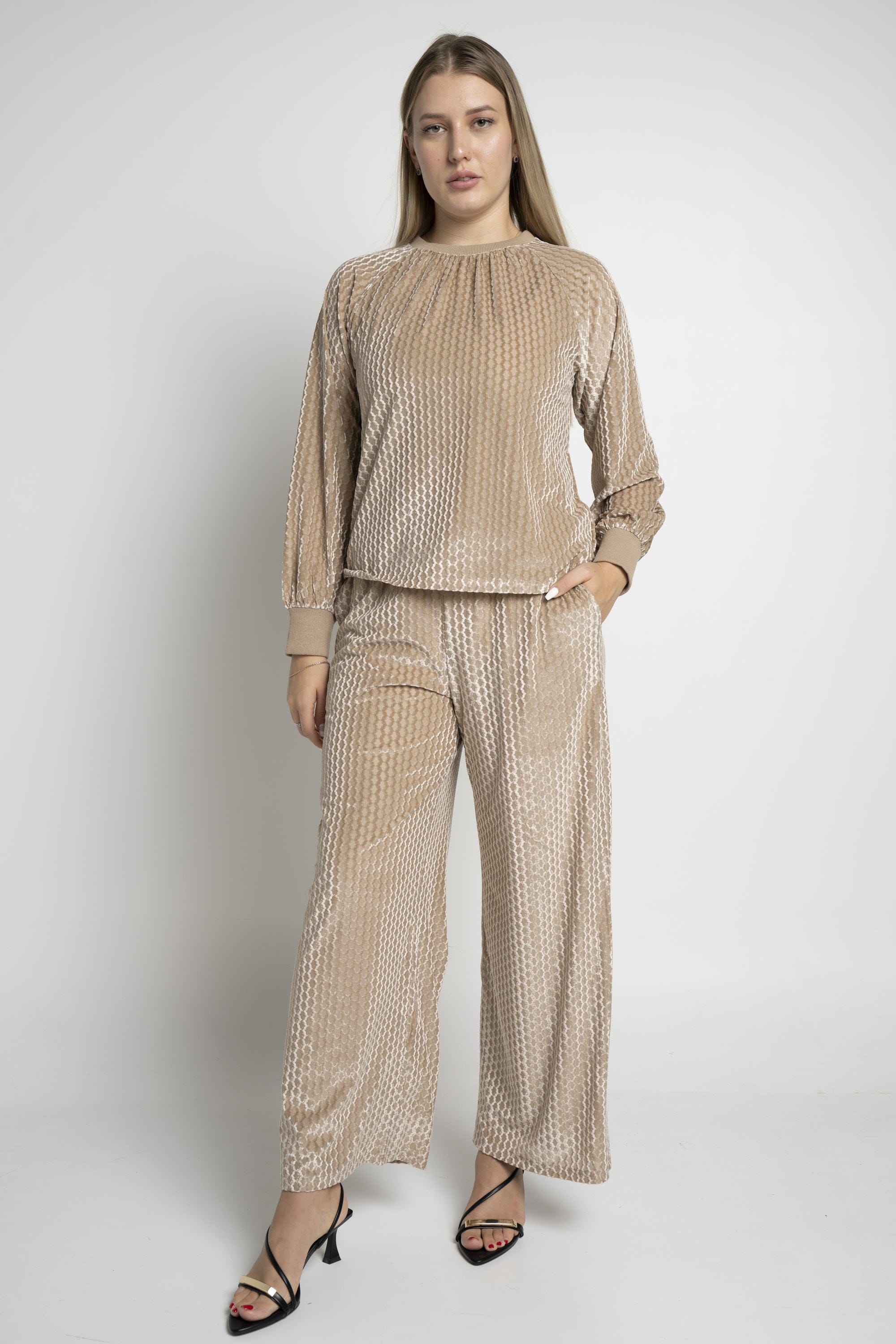 ู
ููุง ุจููุฒุฉ ุจุฃูู
ุงู
ุทูููุฉ ุจุชุทุฑูุฒ ู
ุฎู
ูู