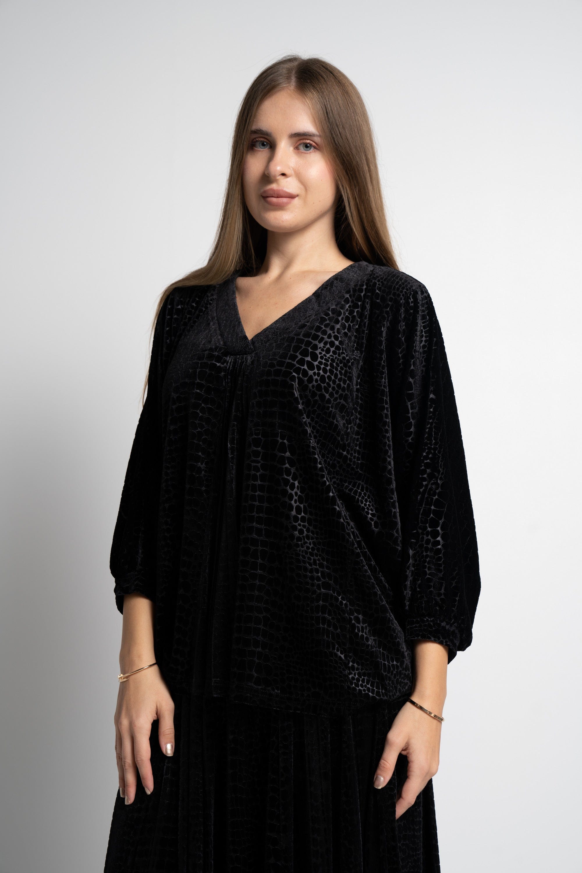 ميكا بلوزة رقبة V سادة كم طويل نسائية