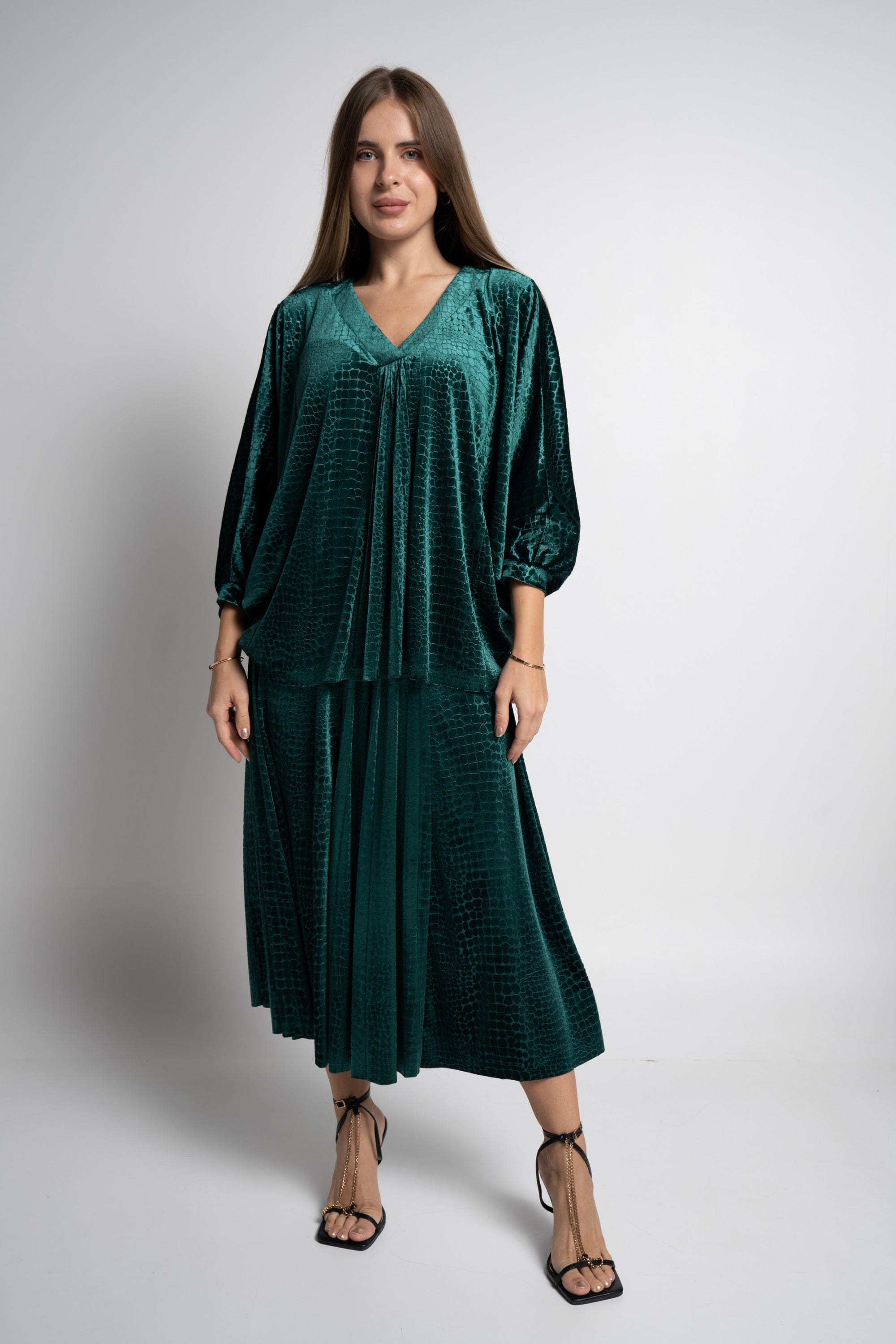 ميكا بلوزة رقبة V سادة كم طويل نسائية