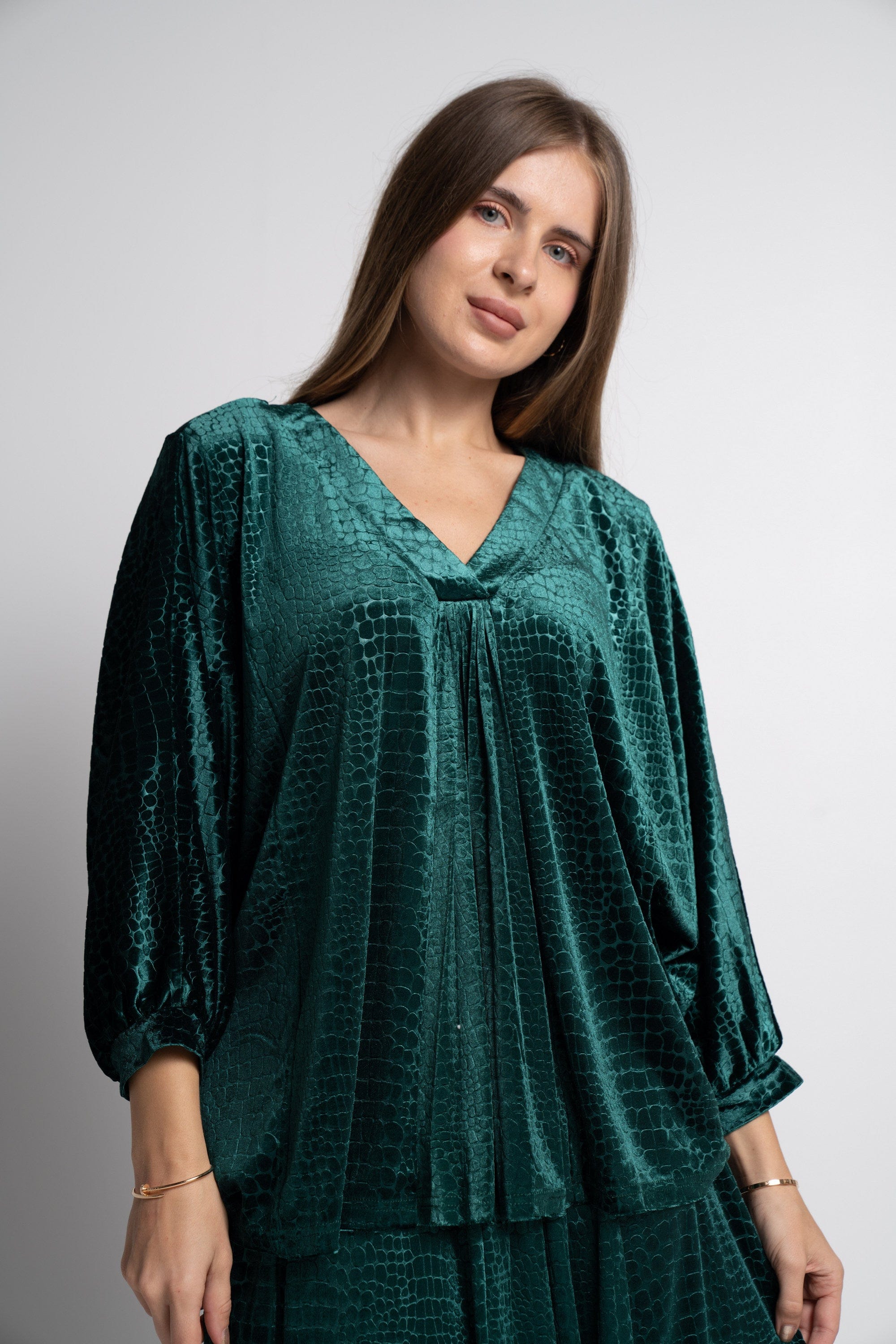 ميكا بلوزة رقبة V سادة كم طويل نسائية