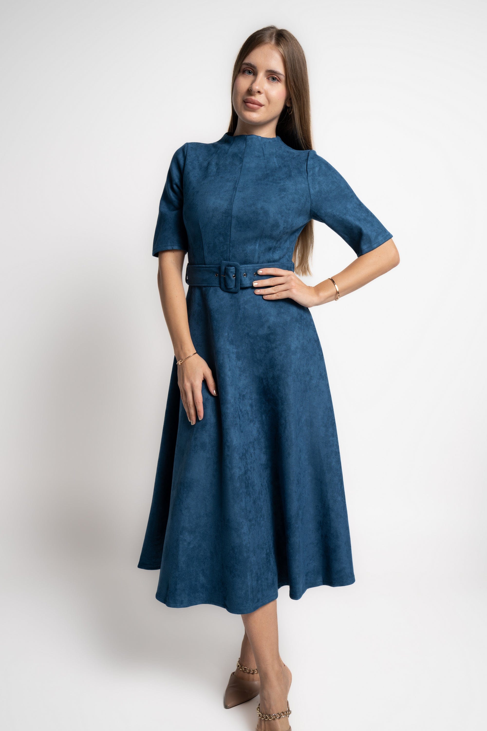 ميكا فستان ميدى سادة بحزام على الخصر نص كم