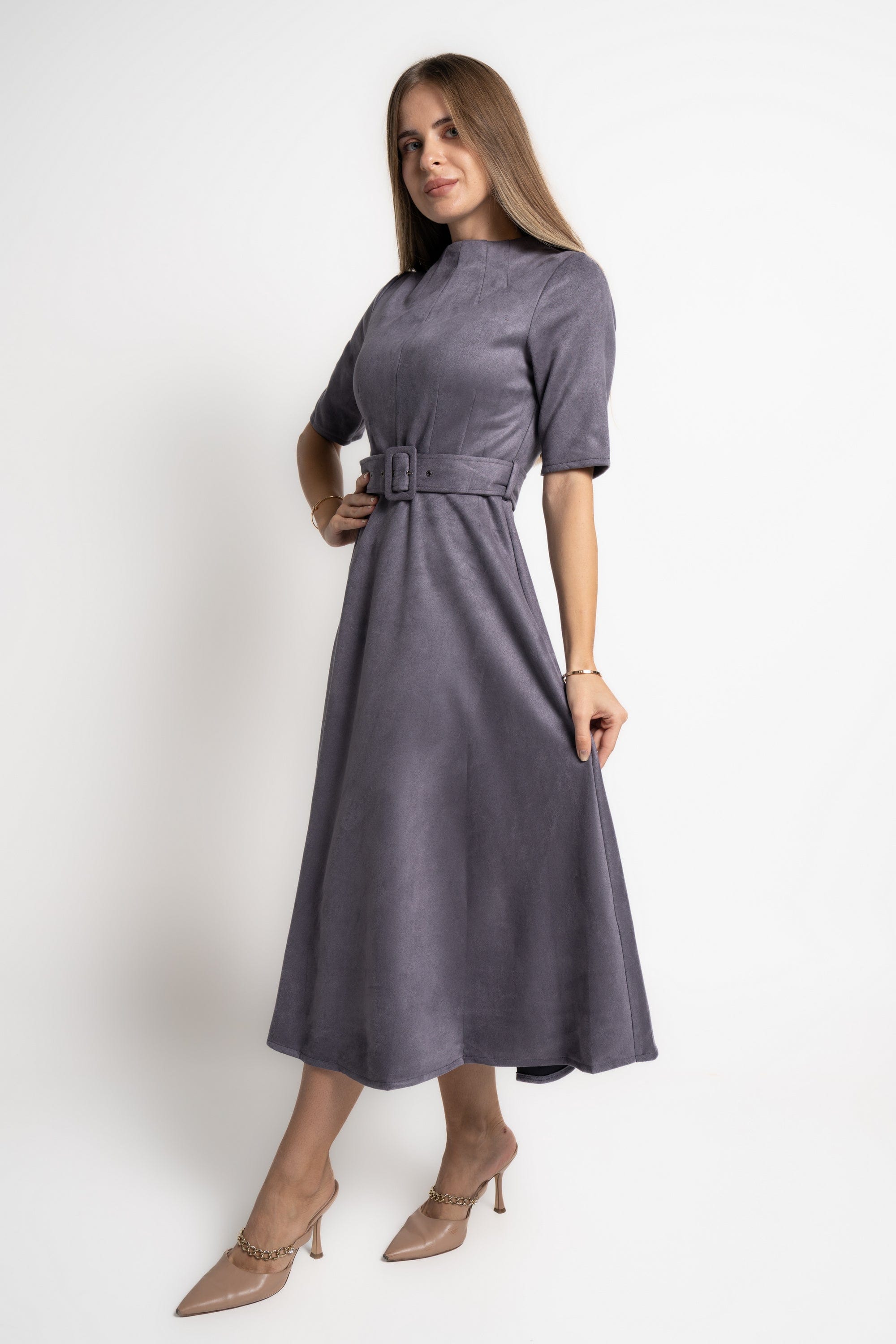 ميكا فستان ميدى سادة بحزام على الخصر نص كم