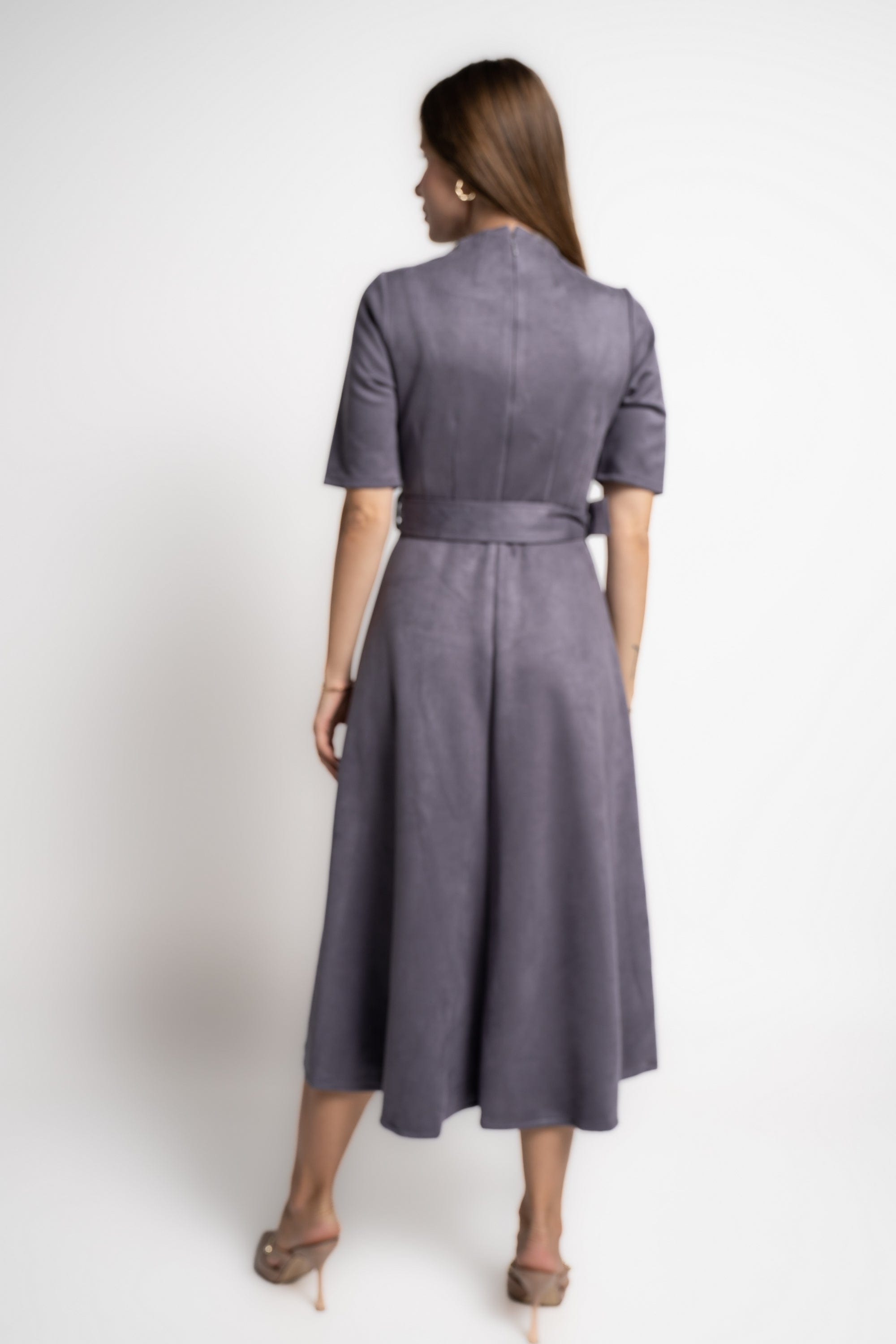 ميكا فستان ميدى سادة بحزام على الخصر نص كم