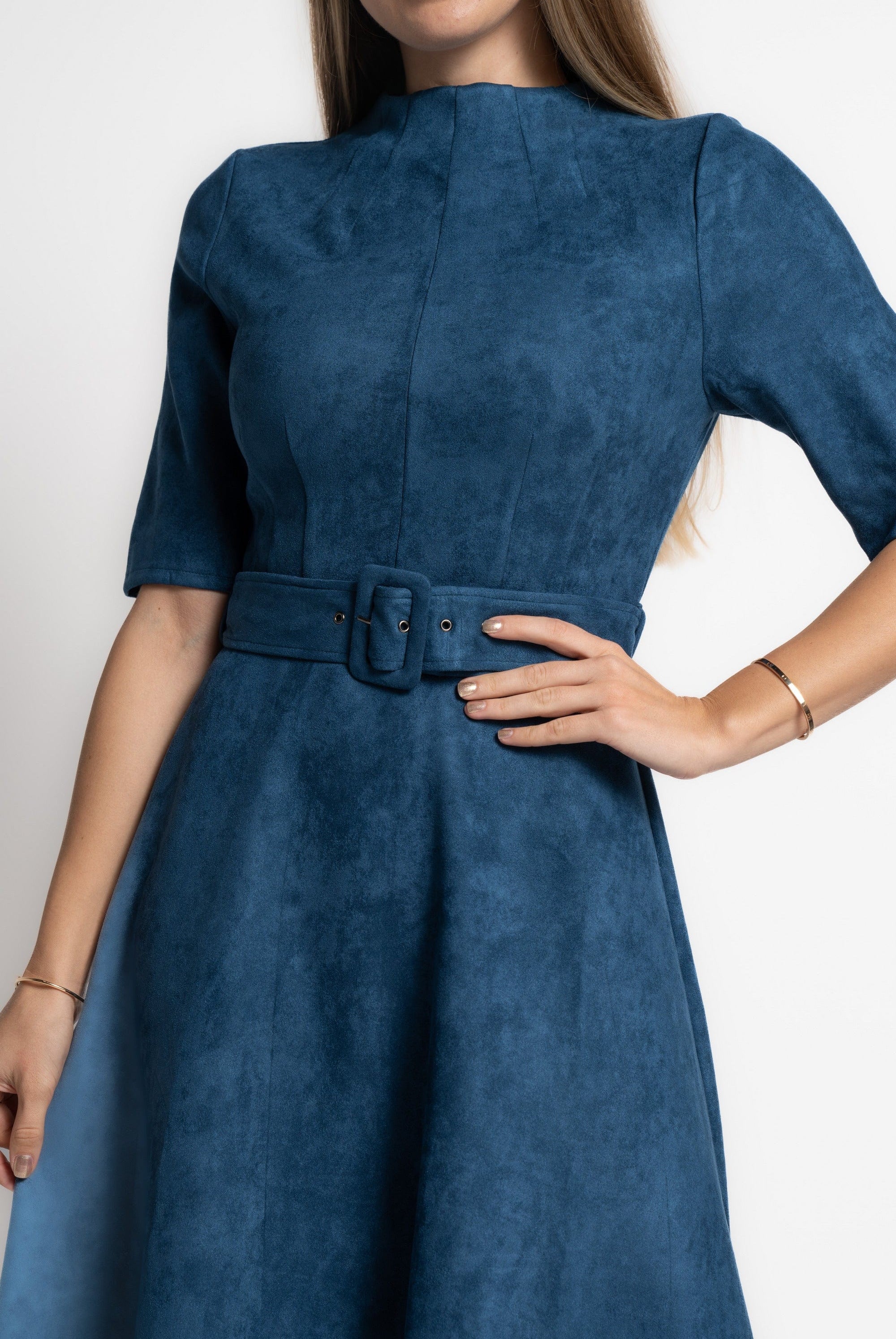 ميكا فستان ميدى سادة بحزام على الخصر نص كم