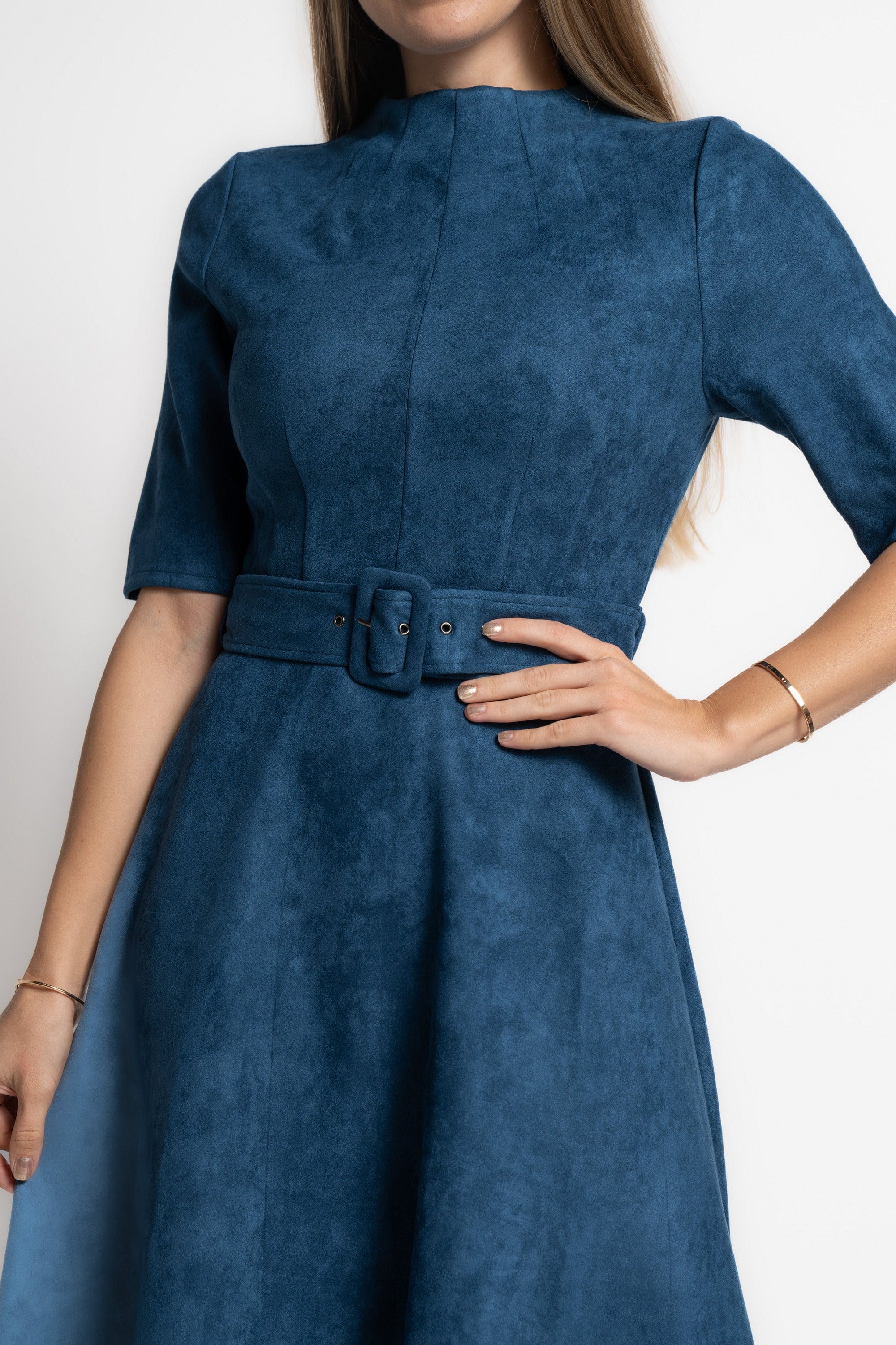 ميكا فستان ميدى سادة بحزام على الخصر نص كم