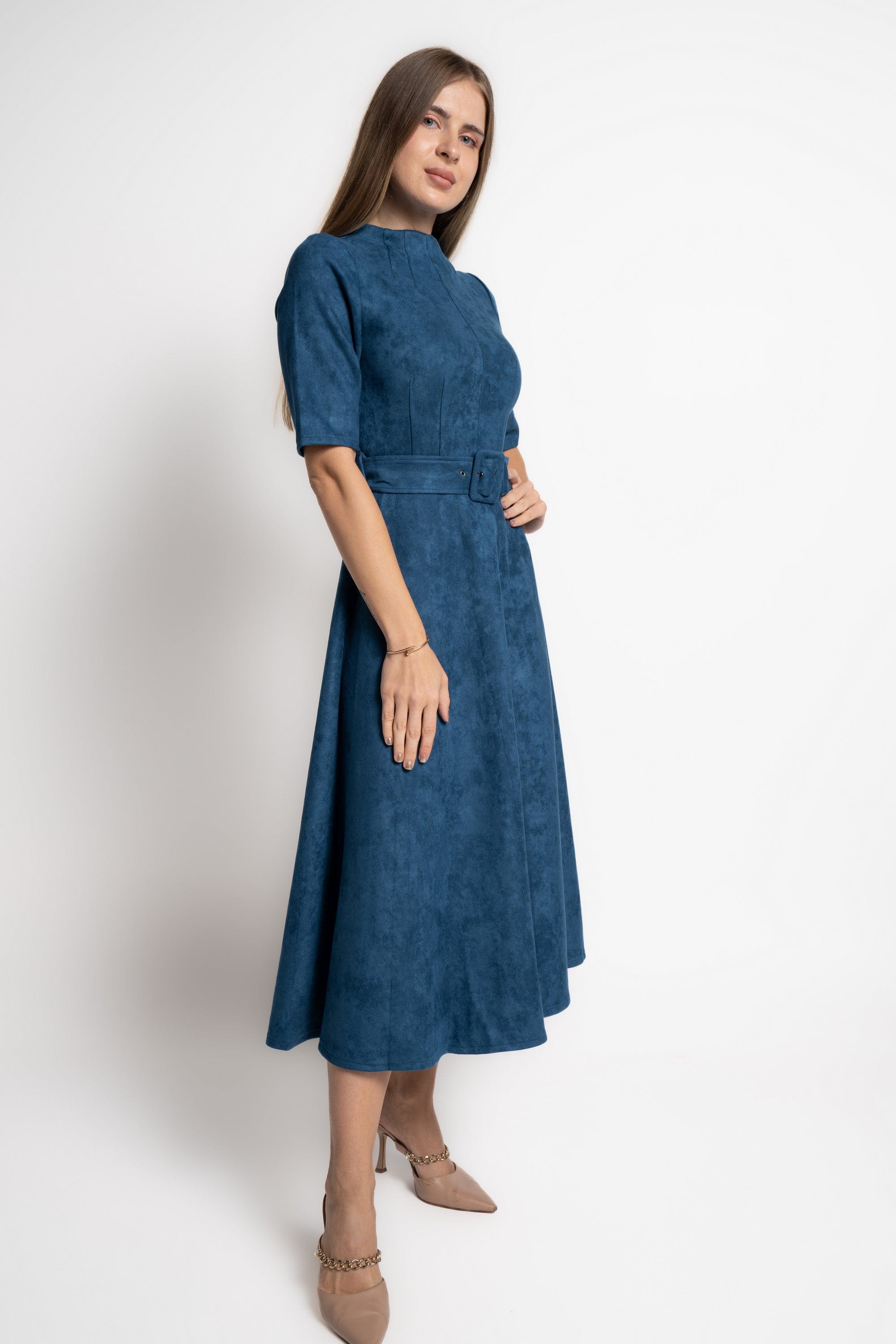 ميكا فستان ميدى سادة بحزام على الخصر نص كم