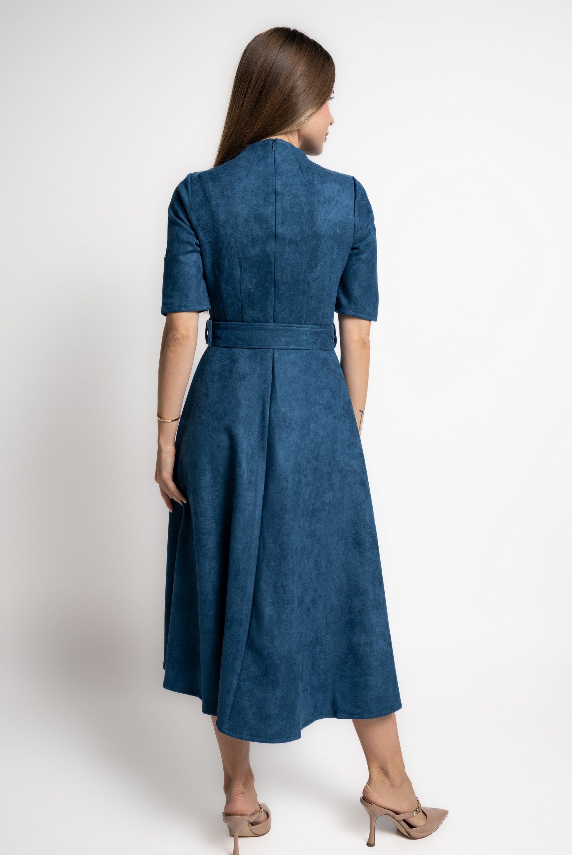 ميكا فستان ميدى سادة بحزام على الخصر نص كم