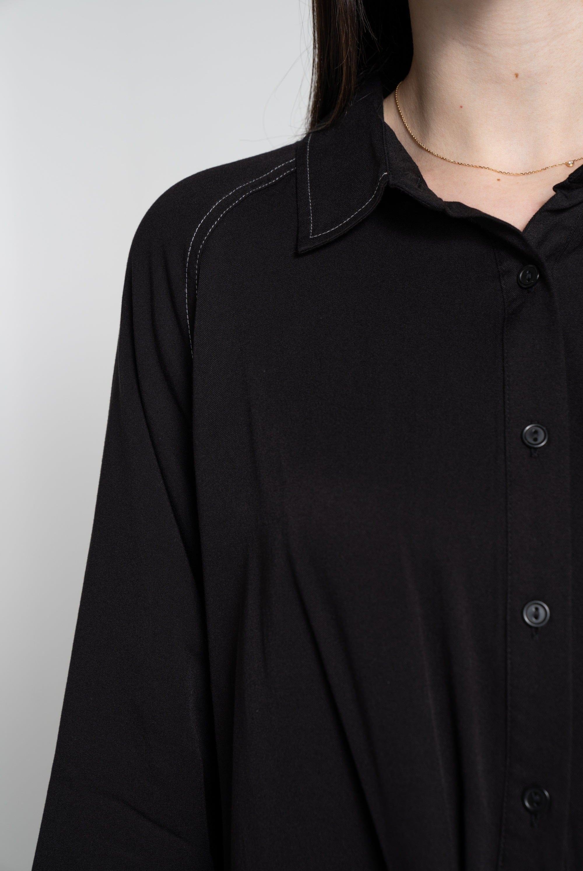 ميكا بلوزة بأكمام 3/4 سادة بأزرار أمامية برباط نسائي