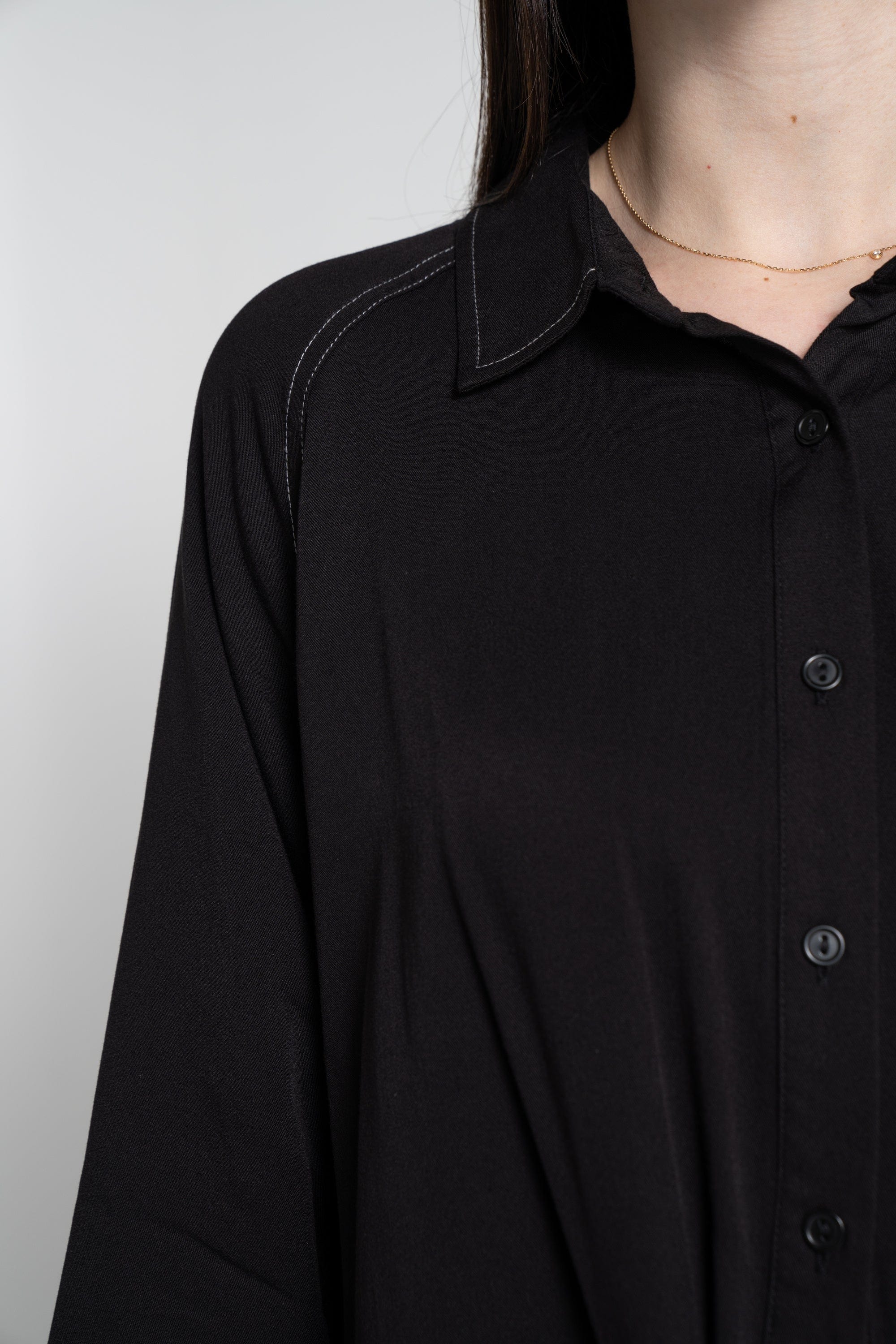 ميكا بلوزة بأكمام 3/4 سادة بأزرار أمامية برباط نسائي