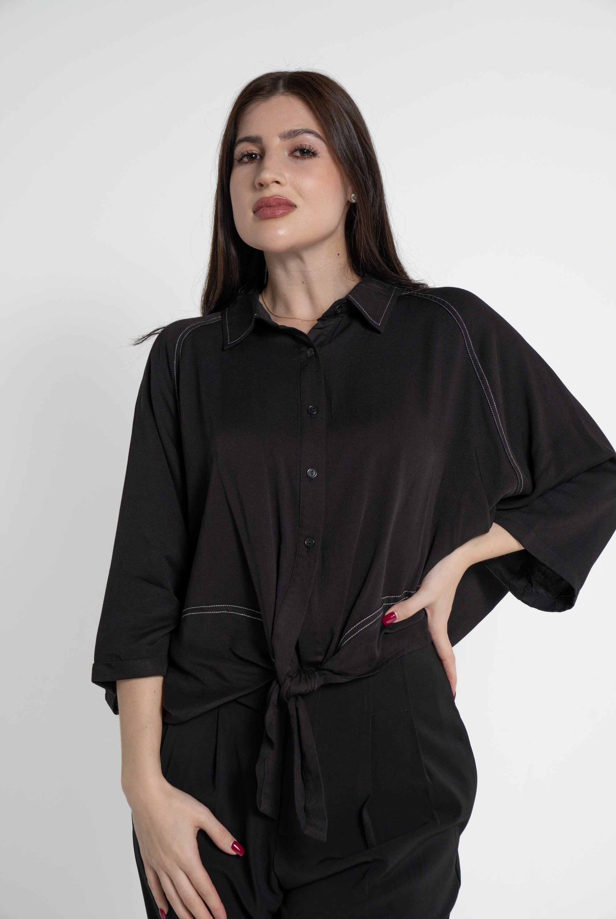 ميكا بلوزة بأكمام 3/4 سادة بأزرار أمامية برباط نسائي